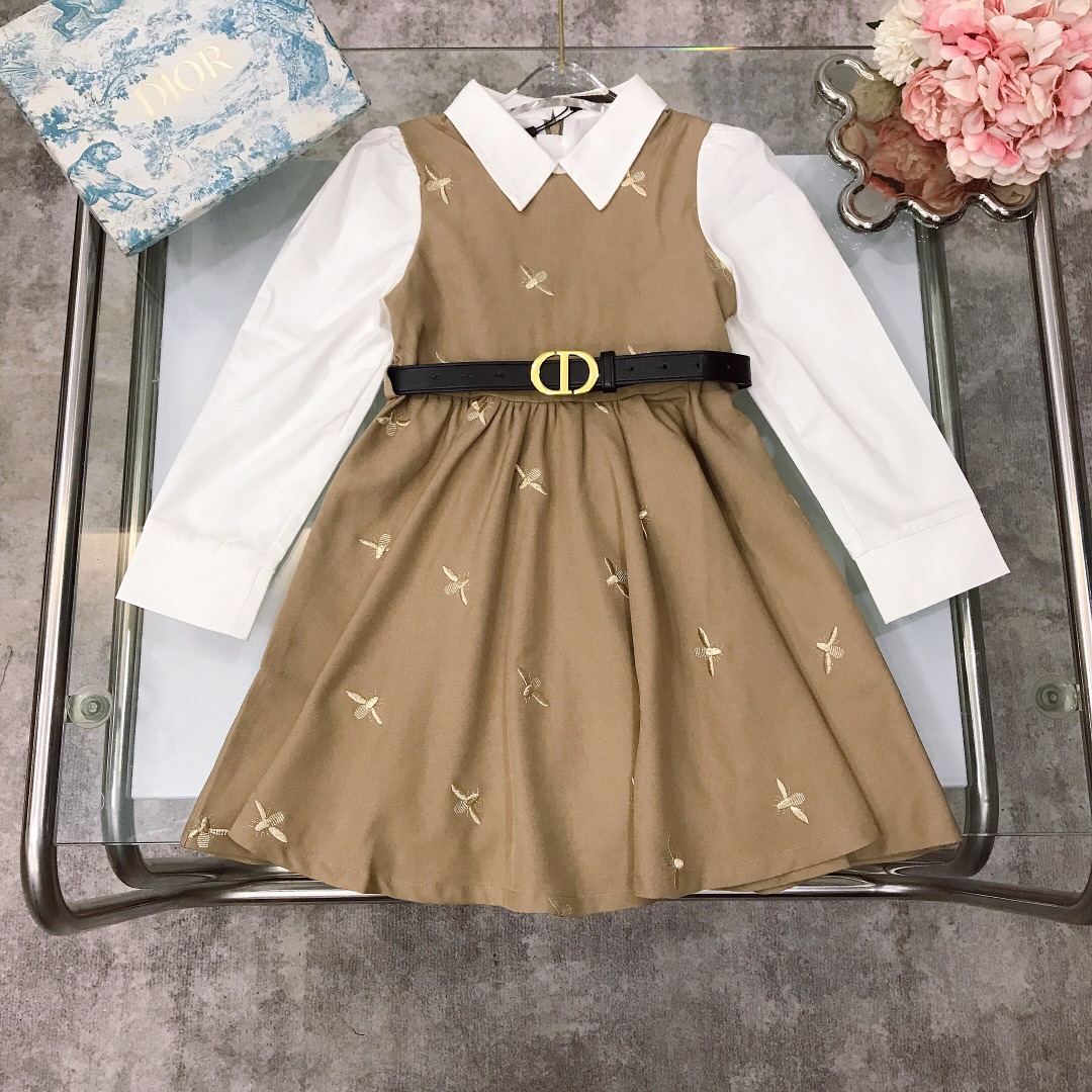 NO:575412,[Ready stock] DIO* limited series small lapel dress, high-end brown color with gold thread embroidery little bee design, waist belt waist design, soft texture, smooth and comfortable, skin-friendly and non-pricking, the upper body effect is excellent, a must-have artifact for princess ~ size size--130-140-150-160, wear height 105-155 [CM] Counter packaging 10, clothes, dior, skirts,19860909【现货发】   DIO* 限定系列 小翻领连衣裙 高级棕色系搭配金丝线刺绣小蜜蜂设计 腰部腰带收腰设计 面料柔软质地 柔顺舒适 亲肤不扎 上身效果极好 公主的必备神器～  size尺码--130-140-150-160 穿身高105-155【CM】 专柜包装10,衣服,dior,skirts,,Children's