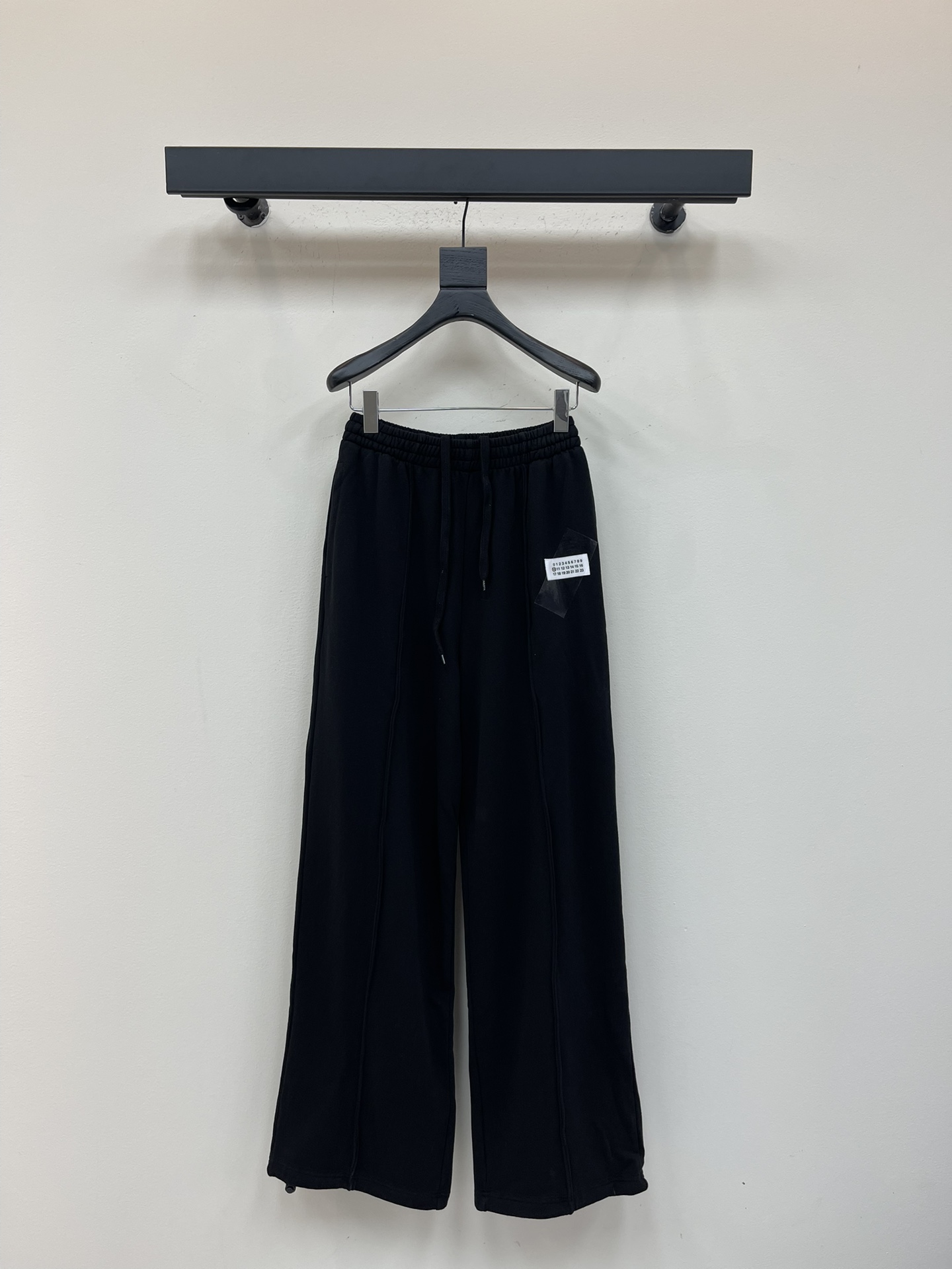 NO:501227,Maison Margiela MM6 tape digital label hoodie pants. Maison Margiela MM6 tape digital label hoodies are made of customized cotton fabrics, with a full texture, comfortable skin-fitting, soft and breathable. The trouser legs are embellished with the iconic MM6 digital labels, and the tape is embossed with soft and ancient style washing process. Through specific chemical and logistics treatments, the surface of the fabric has a soft luster, which not only retains the original texture, but can be matched with multiple types of clothing to create a fashionable look, the same as men and women!  SML,masion margiela,masion margiela,alexander wang19860909Maison Margiela马吉拉MM6胶带数字标签卫裤休闲裤.采用定制棉面料匠心制作,质感十足,舒适贴肤,柔软透气,裤腿饰以标志性MM6数字小标点缀,胶带高温压花柔光古韵洗水工艺,通过特定的化学和物流处理,使面料表面呈现出柔和的光泽, 既保留了原始质感,能与多类型服饰搭配营造时尚造型,男女同款！SML,,masion margiela,masion margiela,alexander wang,Women's clothing