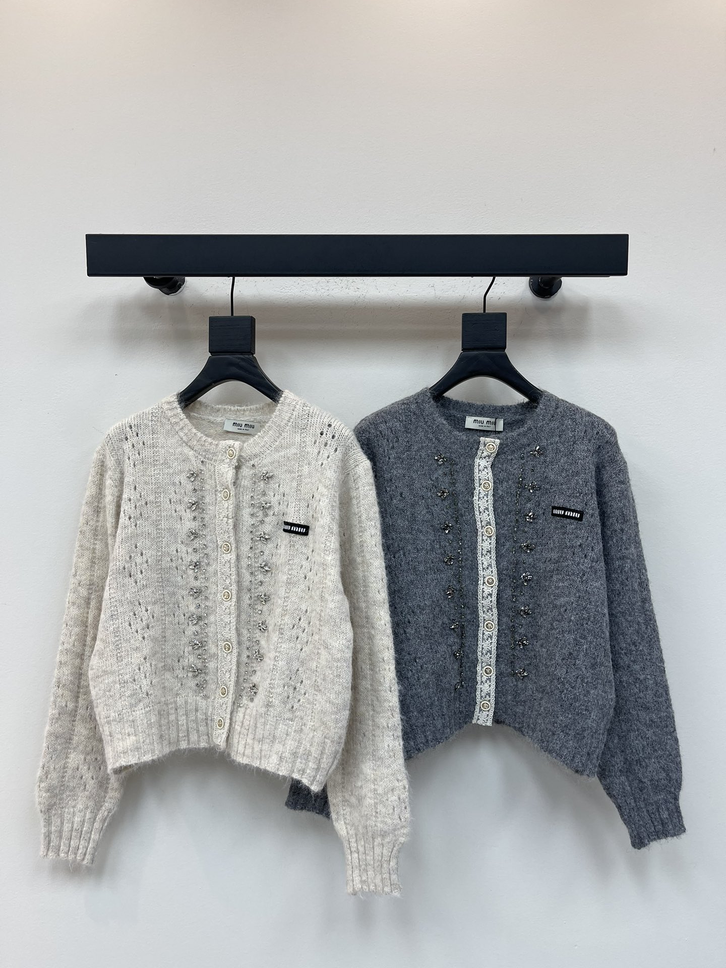 NO:501229,Miumi*25 autumn and winter new nail drill knit cardigan, heavy industry nail drill embellishment ready-to-wear, lace embellishment gentle temperament to create a slim and fashionable outfit, letter logo decoration on the chest, showing high-end tone, regular style, not picking up the figure and age, and everyday simple and versatile style in four seasons. Two colors SML,,miumiu,alexander wang19860909Miumi*25秋冬新款钉钻针织开衫 重工钉钻点缀成衣 蕾丝花边点缀温柔气质打造显瘦时髦穿搭胸口字母徽标装饰 彰显高级调性常规版型不挑身材年龄 四季日常简约百搭款.两个色SML,,miumiu,alexander wang,Women's clothing