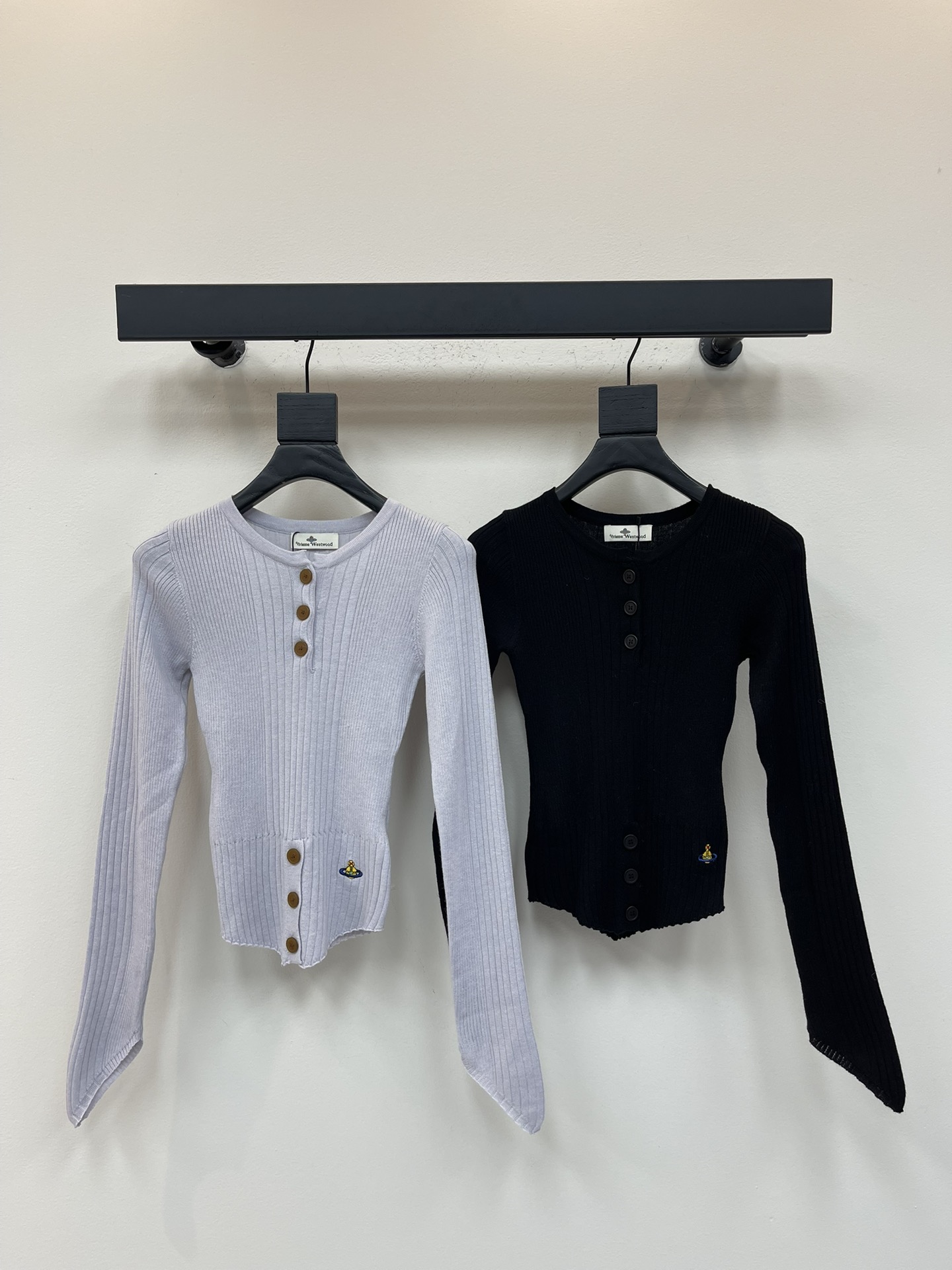 NO:499742,Vivienne westwoo* Queen Mother Citizen 25 new Saturn embroidered V-neck button knitted base shirt, exquisite body buttons, irregular hem design, side brand logo small planet embroidery, slim fit style and slim upper body. SML, alexander wang19860909Vivienne westwoo*西太后25新款土星刺绣V领纽扣针织打底衫 衣身纽扣精致 下摆不规则设计 侧边品牌标识小星球刺绣 修身版型上身显瘦.SML,,alexander wang,Women's clothing