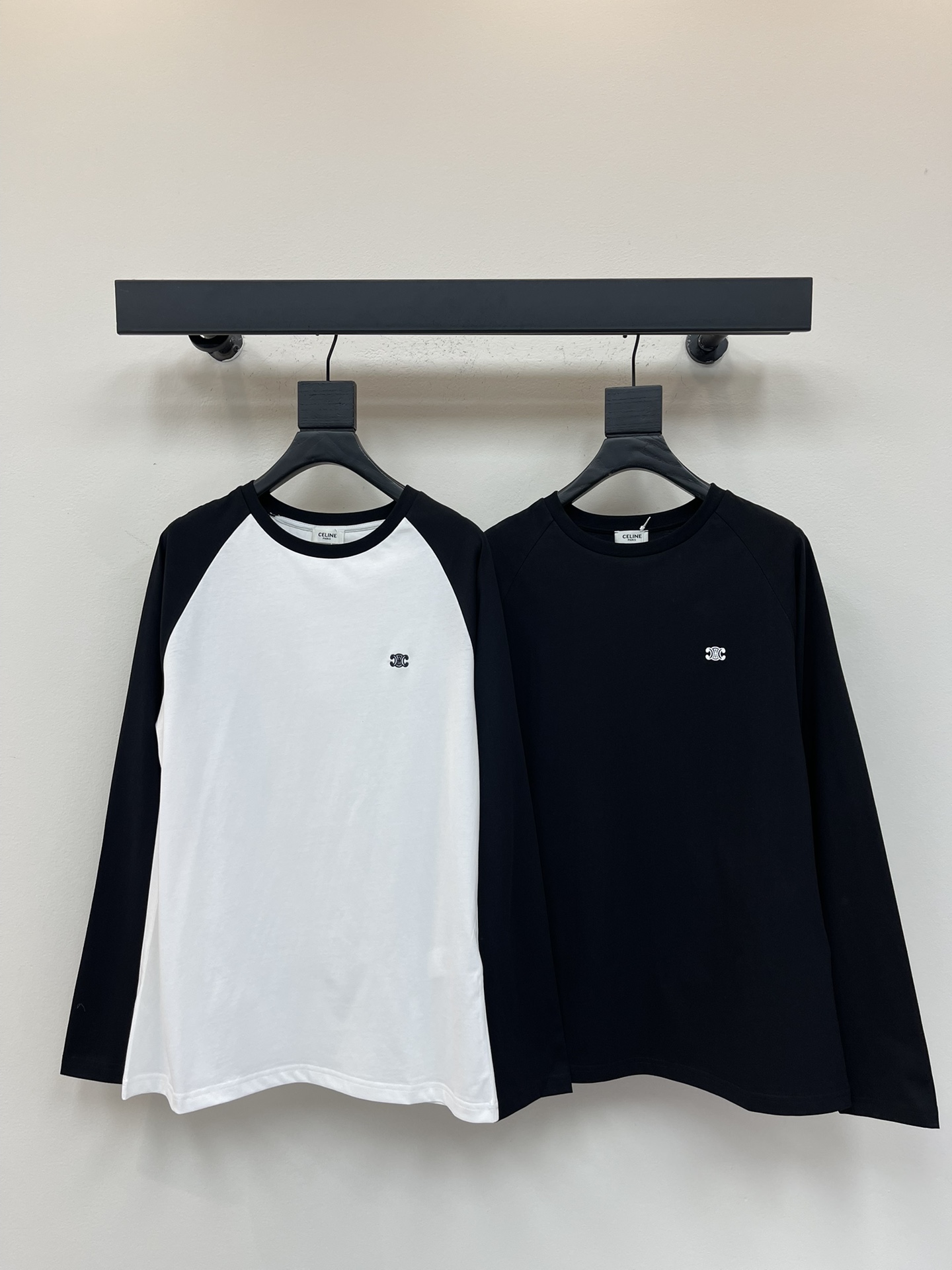 NO:499720,Celin*25 early autumn new Arc de Triomphe long-sleeved top custom YB twill cotton material comfortable texture full stretchy round neck long-sleeved top cut with Arc de Triomphe logo on one side of the chest highlights the brand style loose style visually narrow and elongated, slimming and inclusive. Two styles of rag shoulder contrast and black are available. Both single-wear inner wear are outstanding and fashionable. SML, celine, alexander wang19860909Celin*25早秋新款凯旋门长袖上衣 定制YB斜纹全棉材质 质感舒适 弹力十足 圆领长袖上衣裁剪 胸口单侧位置点缀凯旋门徽标 凸显品牌格调 宽松版型 视觉收窄拉长 显瘦包容 插肩撞色和黑色两款可选 单穿内搭都出彩时髦 SML,,celine,alexander wang,Women's clothing