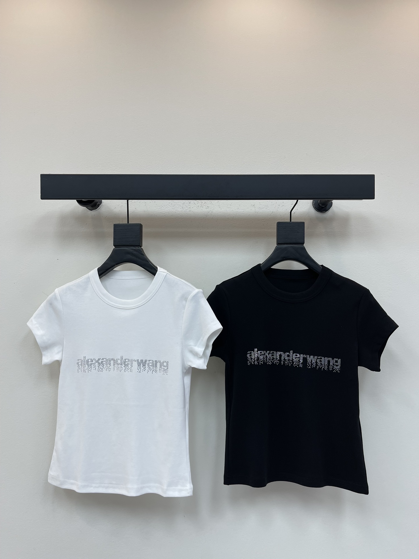 NO:500604,Alexand*r Wang 25 early autumn new style crystal hot diamond slim round neck short-sleeved T-shirt | Exclusive yb development!  High-end production!  Simple round neck design, fits the neck lines. The body is inlaid with shining crystals, illuminating the overall shape, and radiating charming under the refraction of light. The slim fit style perfectly outlines the body curves and shows the elegant posture. Selected comfortable fabrics to bring skin-friendly wear experience. It is a dazzling item for creating fashionable styles, easily adapting to a variety of styles. SML, T-shirt, tees, t-shirt, alexander wang19860909Alexand*r Wang 25早秋新款 水晶烫钻修身圆领短袖T恤丨独家yb开发！高版出品！简约圆领设计,贴合颈部线条.衣身镶嵌闪耀水晶,点亮整体造型,在光线折射下绽放迷人光彩.修身版型,完美勾勒身形曲线,尽显优雅身姿.精选舒适面料,带来亲肤穿着体验,是打造时尚造型的亮眼单品,轻松适配多种穿搭风格.SML,,T-shirt,tees，t-shirt,alexander wang,Women's clothing