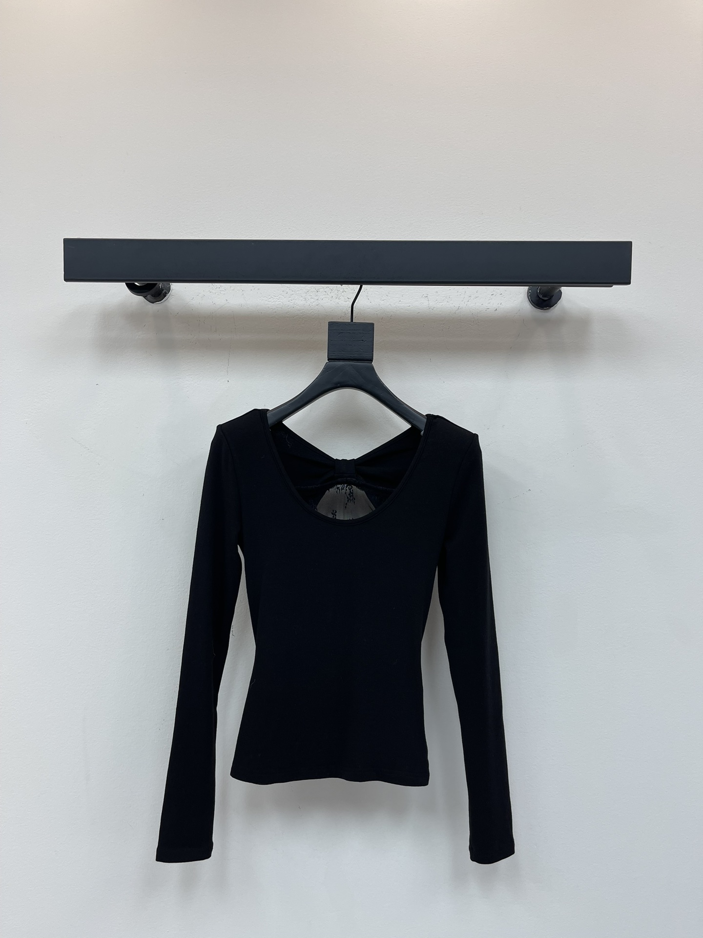 NO:500596,Valentin*25 autumn and winter new product kink lace long-sleeved base shirt on the back, which is faintly visible and so exquisite that it screams. It has an elegant and retro temperament. It is very gentle and full of feminineness. It is simple and easy to wear. It is suitable for commuting and vacationing. It is also very suitable for your own style. SML, valentino, alexander wang19860909Valentin*25秋冬新品后背扭结蕾丝长袖打底衫 若隐若现感觉精致到尖叫 一整个优雅和复古的气质感 非常温柔 女人味十足 纯色简洁好穿 通勤日常皆可 度假也很适合 强烈推荐自留款 SML,,valentino,alexander wang,Women's clothing