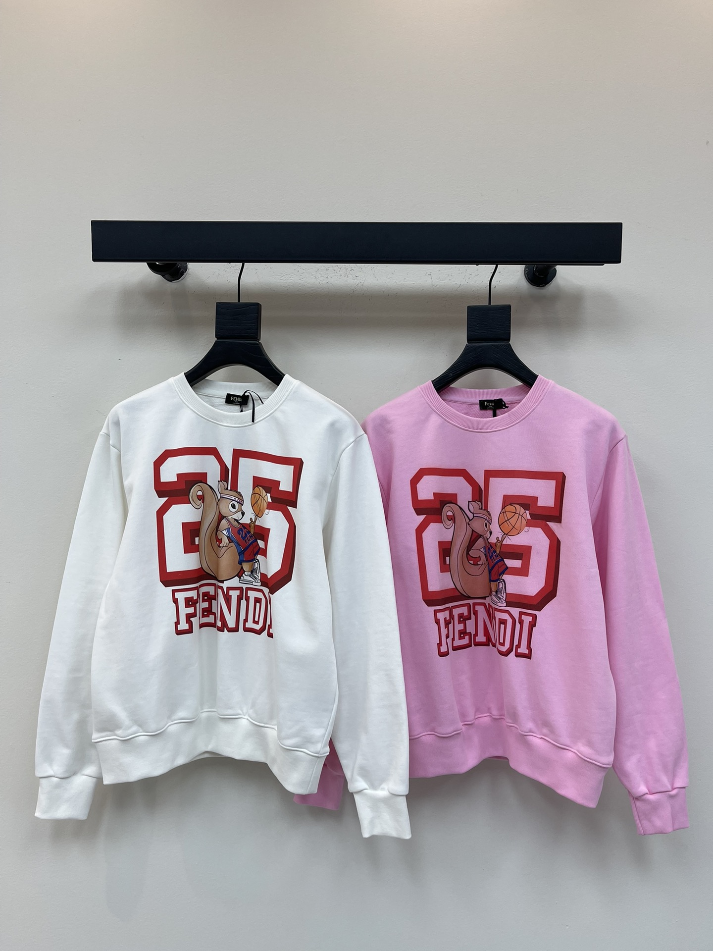 NO:499691,Fend*25 early autumn new little squirrel printed round neck sweatshirt. Customized terry cotton fabric, classic style loose and versatile and not picky. It shows the youthful and energetic atmosphere of reducing age, and recommends daily leisure. SML, fendi, hoodie, sweatshirts, alexander wang19860909Fend*25早秋新款小松鼠印花圆领卫衣.定制毛圈纯棉面料,经典版型宽松百搭不挑人.彰显减龄青春活力气息,日常休闲推荐.SML,,fendi,hoodie,sweatshirts,alexander wang,Women's clothing