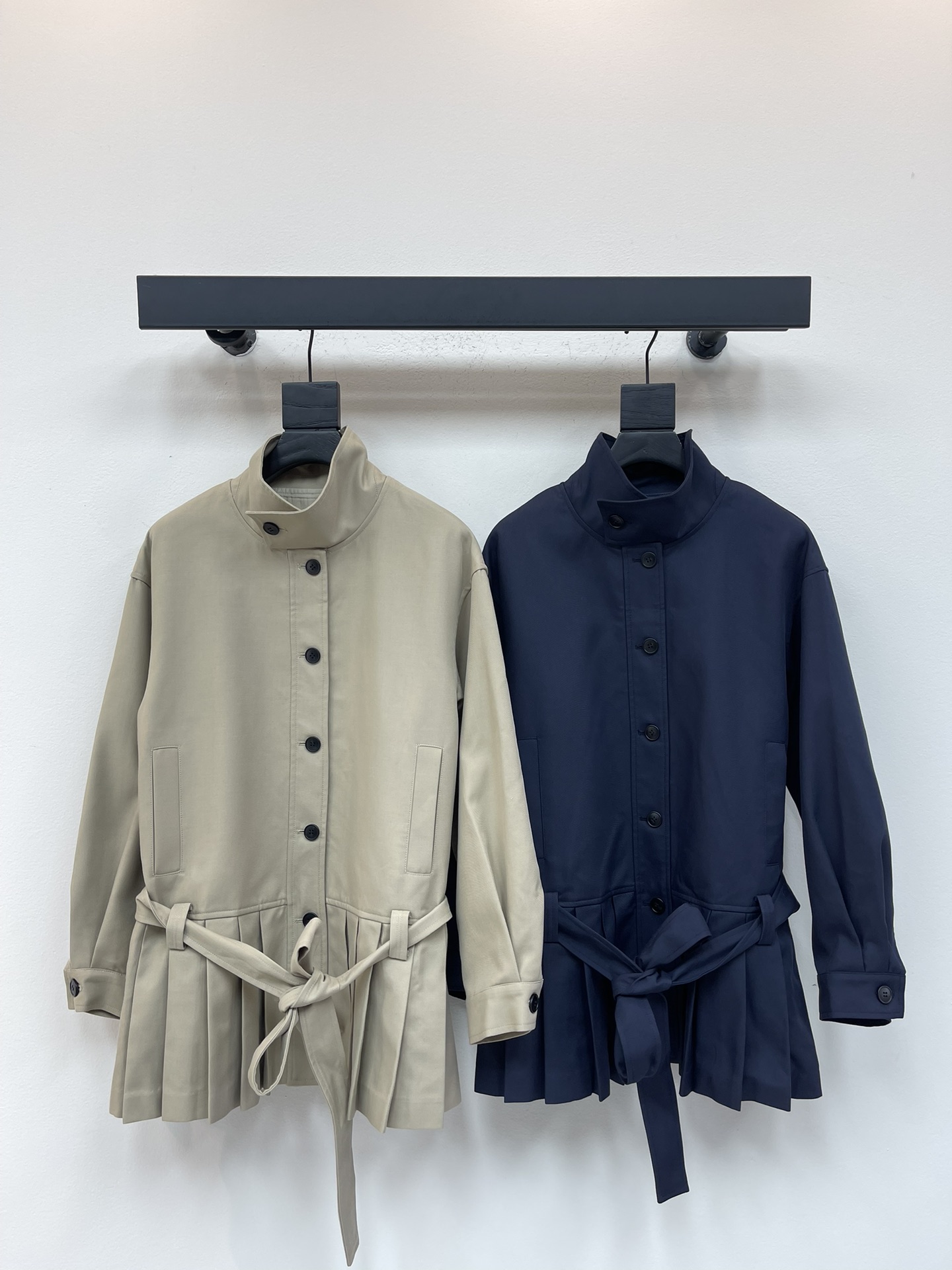 NO:501237,Celin* early autumn new handsome stand-up collar waist-closed pleated windbreaker ins blogger fashionable windbreaker, the crisp shoulder lines build a neat outline, the tie of the waist outlines the elegant curve, the long hem of the calves raises a calm curve between the steps, open to wear, it is a chic and unruly movement with the wind; tightening the belt is a sense of ritual that conceals the autumn wind. SML, celine, alexander wang19860909Celin*早秋新款帅气立领收腰百褶风衣 ins博主时髦风衣,挺括的肩线构筑起利落的轮廓,收束腰身的系带勾勒出优雅的曲线,长及小腿的下摆在步履间扬起从容的弧度,敞开穿,是随风而动的潇洒不羁；束紧腰带,则是收束秋风的仪式感.SML,,celine,alexander wang,Women's clothing