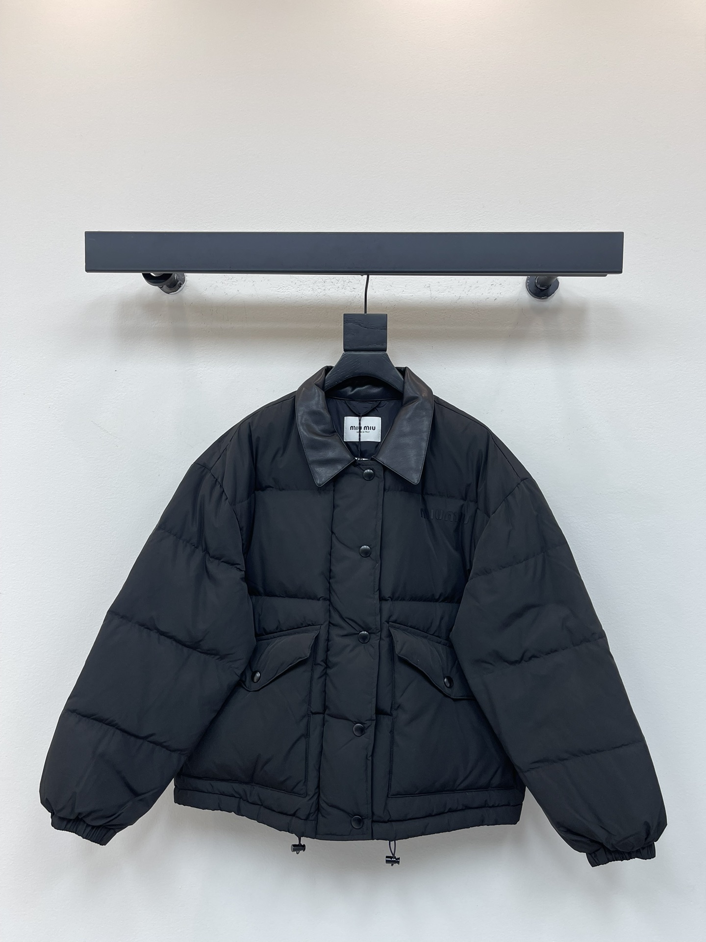 NO:499715,With dust bag Miumi*25 early autumn new leather lapel jacket down jacket Customized YB imported nylon material Anti-fouling and windproof Facial preferred fabric in autumn and winter Lapel zipper jacket style Cuff elastic clothes hem drawstring narrowing windproof and cold protection effect is excellent. The ready-to-wear is classic rectangular embossed velvet filling, large-capacity snap-bar pockets on both sides, practical hand warming The neckline is lit by leather fabric, adding visual highlights to the regular style, paired with low-key letters on the chest to create a brand-specific sweet and cool style, and the skirts and pants all show a high street fashionable style. SML,,miumiu, skirts, jackets & coats, jackets & coats, down jacket, alexander wang19860909配防尘袋Miumi*25早秋新款拼皮翻领夹克羽绒服 定制YB进口尼龙材质 防污防风 秋冬优选面料 翻领拉链夹克外套版型 袖口弹力衣摆抽绳收窄 防风御寒效果一绝 成衣以经典长方形压纹充绒 两侧大容量按扣口袋 暖手实用 领口通过皮质面料点亮设计 为常规款增添视觉亮点 搭配胸前低调的字母装饰 打造出品牌专属甜酷风 搭配裙装裤装均显高街时髦风格 SML,,miumiu,skirts,jackets & coats,jackets & coats,down jacket,alexander wang,Women's clothing