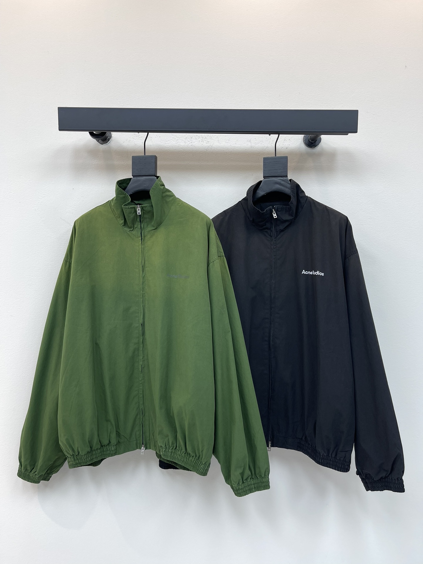 NO:500612,Acne Studio*25 early autumn new style for men and women. 1996 logo loose casual zipper jacket. Retro and old design, casual and lazy feeling on the upper body. Loose and shoulder cut is simply the darling of the fashion industry. I love it so hard. Old style casual and trendy, cool and unlucky~ I am too handsome on the upper body. I will really miss it. What really happened to Acne this year? Everything hits my heart and is completely cheated. Men and women jackets, old fabric + old letter logo on the back, simple and stylish. Don’t love the loose effect too much!  SML, acne studios,dior,jackets & coats,jackets & coats,alexander wang19860909Acne Studio*25早秋新款男女同款 1996徽标宽松休闲拉链外套夹克.复古做旧的设计,穿上身休闲慵懒的感觉.宽松落肩剪裁 简直就是时尚界的宠儿,一整个被我狠狠爱住了 旧风休闲又潮流,酷的没边了～上身也太帅了 手慢真的会错过 今年Acne真的出什么 ,什么都戳中我的心,完全开挂了.男女同款夹克外套,做旧面料+后背做旧字母logo,简约有型.宽宽松松效果不要太爱！SML,,acne studios,dior,jackets & coats,jackets & coats,alexander wang,Women's clothing