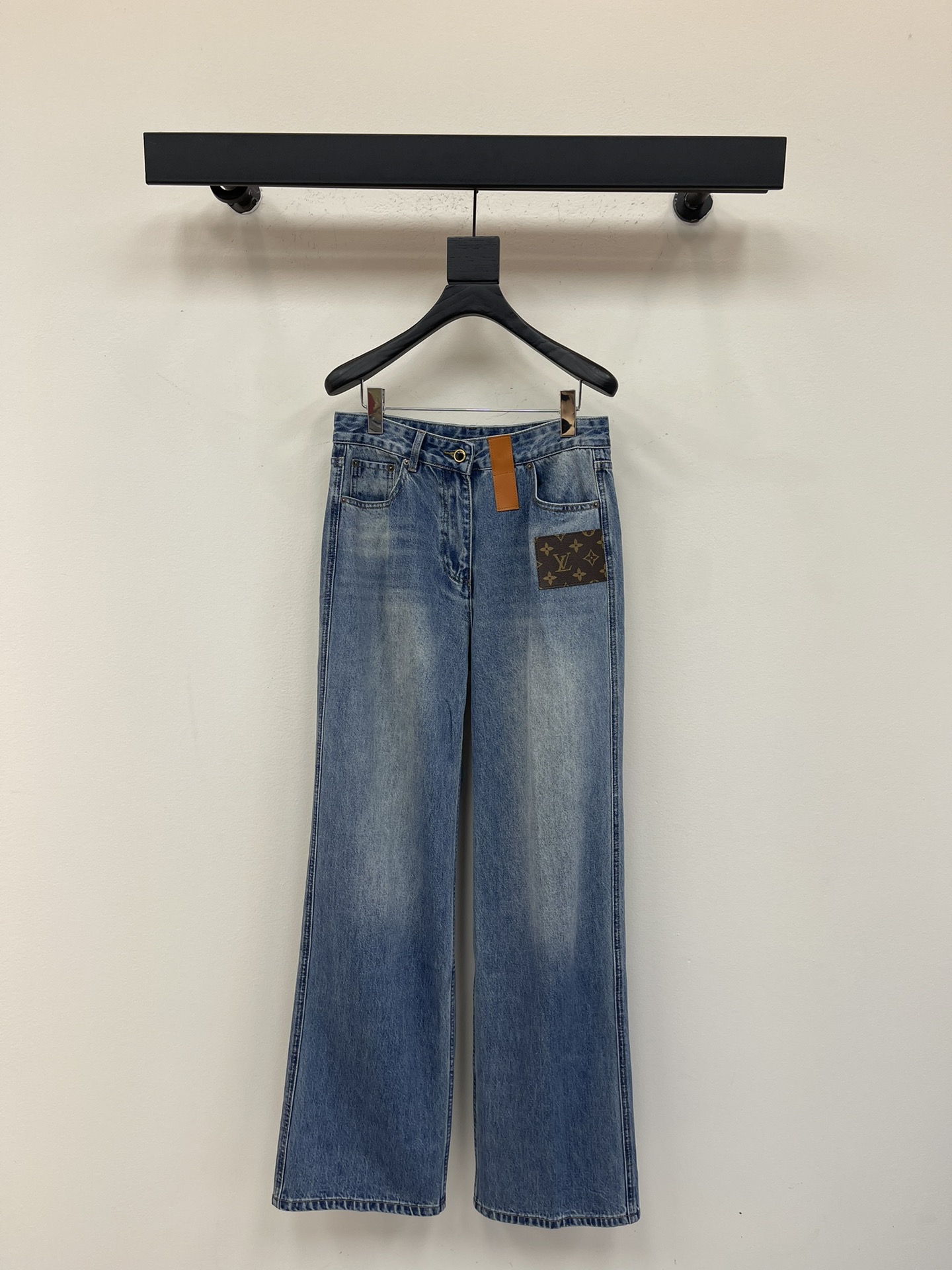 NO:500614,Louis Vuitto* presbyterian leather straight-leg regular jeans. The high-waist design can visually have a good stretching ratio, perfectly creating golden sections!  Each part is cut just right. It uses imported denim fabric and is processed with heavy-duty washing and multiple processes, giving it a retro and aging effect. It is also breathable and will not feel stuffy!  The fabric has a clear texture and bright color. The oblique plain texture is prominent, and the support yarn is tight and fine!  The Ykk zipper imported from Japan, the customer-supplied logo hardware accessories are very textured. The straight-leg pants are not only lengthened, but the most important thing is to have a good butt lifting effect, so that you can have a sexy butt when worn!  Ensure you are the most fashionable!  The real sense of materiality is good and the recognition is higher!  Who doesn't like this kind of straight-leg pants? Number 25-30, louis vuitton,jeans,gold,alexander wang19860909Louis Vuitto*老花皮标直筒常规款牛仔裤 高腰设计能够在视觉上很好的拉伸比例, 完美打造黄金分割线条！ 每一处剪裁都恰到好处 采用进口的牛仔面料 重工水洗多道工艺处理, 呈现出复古做旧的效果. 透气性也很好,不会有闷肤感！ 面料的面色肌理清晰,色泽明亮 斜路平纹质感突出,支纱紧致细密！ 日本进口Ykk拉链, 客供logo五金配件非常有质感 直筒裤型 不仅拉长腿部线条效果一流 最关键的是有很好的提臀效果, 让你穿上就能拥有性感翘臀！ 保证你最fashion ！ 实物质感很好,辨识度也更高！ 日常穿着酥适又好看 这样的直筒裤谁不爱呢~ 码数25-30,,louis vuitton,jeans,gold,alexander wang,Women's clothing