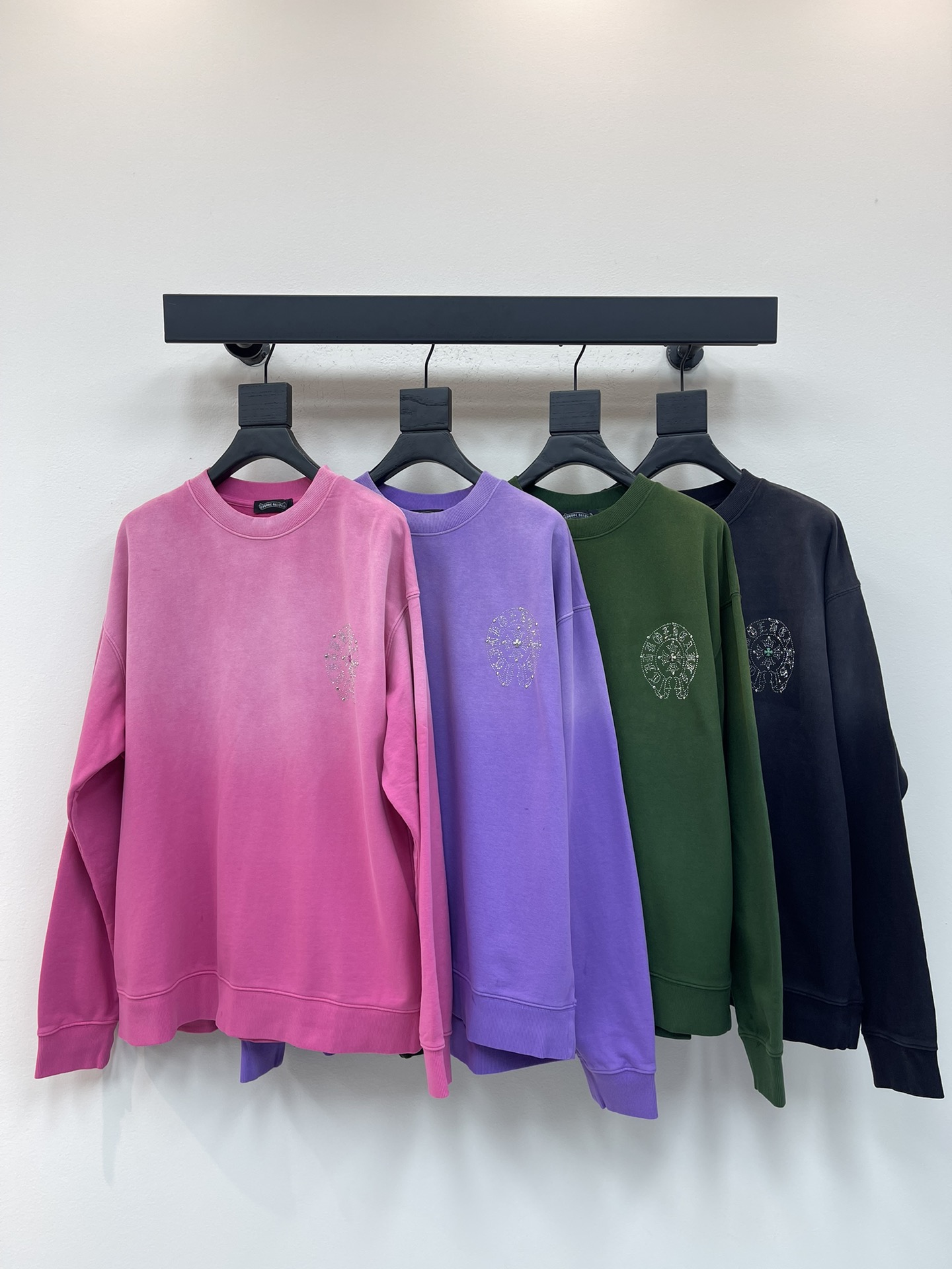 NO:500575,Chrome Heart* Croxin Sanskrit Beaded Colorful Cross Heavy Industry Craft Original Fabric Gaoke Heavy Round Neck Sweatshirt Custom made old washing fabric Very comfortable to touch, fashionable and personalized, super versatile and beautiful, very suitable for both men and women, essential models for human hands Size S-XL, Chrome hearts, chrome hearts, hoodie, sweatshirts, alexander wang19860909Chrome Heart*克罗心梵文钉珠彩色十字架重工工艺 原版面料 高克重圆领卫衣 定制做旧洗水面料 手感非常舒服  时尚又个性 超级百搭好看的一款 男女都非常合适 人手必备款 尺码S-XL,,chrome hearts,chrome hearts,hoodie,sweatshirts,alexander wang,Women's clothing