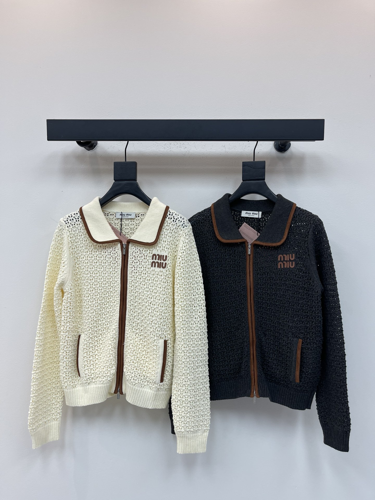 NO:499695,MiuMi*25 early autumn new style official website synchronizes zipper contrasting lapel knitted cardigan!  Custom imported wool material, delicate texture, lapel zipper jacket style, hollow textured collar edge extends to the front edge embellishment, contrasting details are loose and fashionable, silky zipper adjustment, elastic threaded edge of sleeve neckline and hem, more fitting to the body, letter logo decoration on the chest, showing the Miao-style age-reducing outfit, the first choice for daily outfits!  SML, miumiu, jackets & coats,alexander wang19860909MiuMi*25早秋新款官网同步 拉链撞色翻领针织开衫！定制进口羊毛材质 质感细腻 翻领拉链外套版型 通体镂空纹理领边延伸至前襟包边点缀 撞色细节松弛不失时尚感 丝滑拉链调节 袖领口和衣摆弹力螺纹包边 更贴合身形 胸前点缀字母徽标装饰 展现缪系减龄穿搭 日常穿搭首选！SML,,miumiu,jackets & coats,alexander wang,Women's clothing