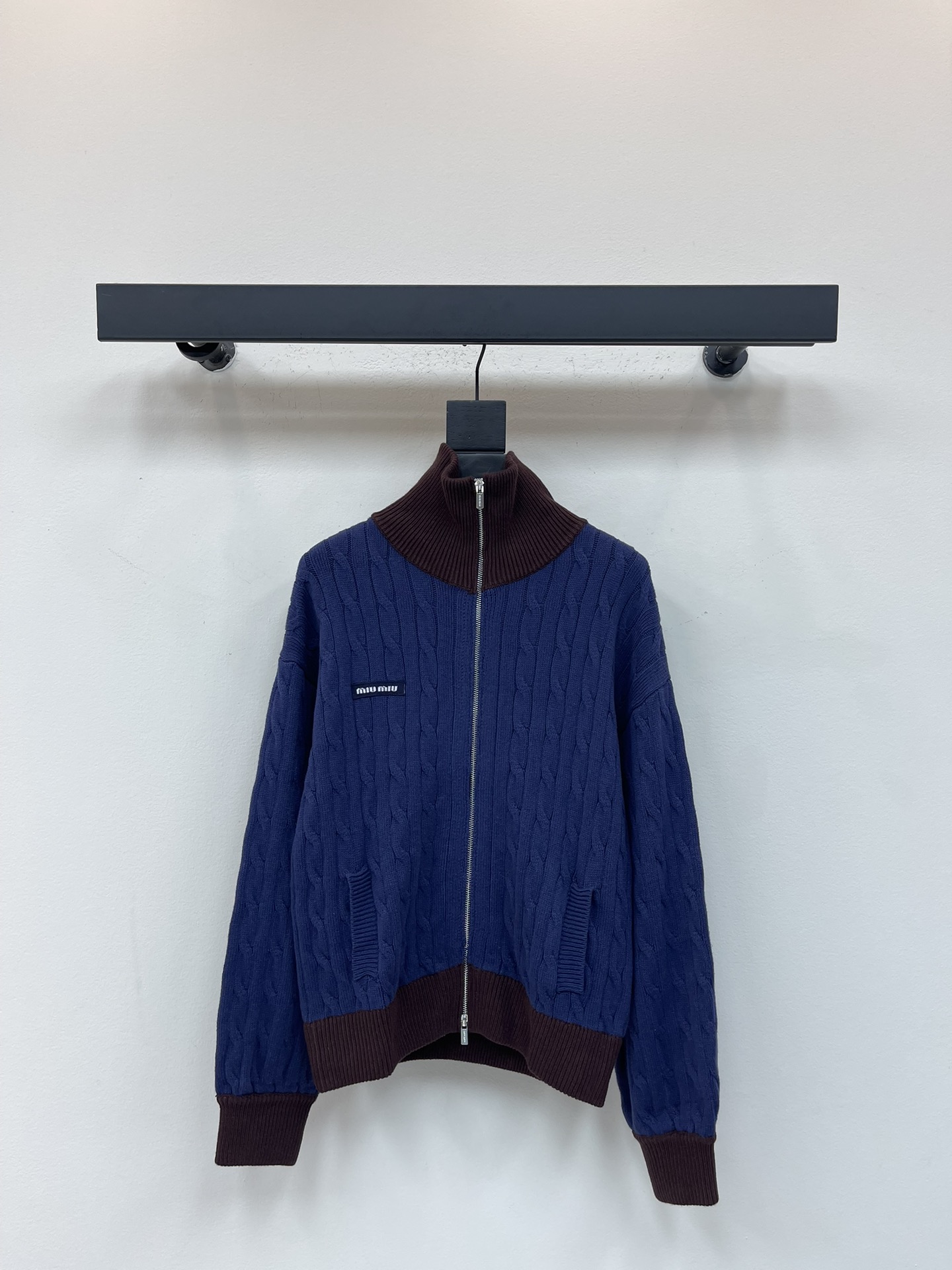 NO:505047,Miumi*25 early autumn new baseball twist knitted jacket custom YB wool yarn woven texture full of quality. Regular knitted zippered baseball jacket style. The body is tightened with wide thread edges and elasticity. The contrasting colors are rich in layers. The movement is flexible and more casual and lightweight. The large body vertically lined twist knitted letter logo is used as a design highlight to highlight the brand style. The upper body is more gentle and delicate and textured. High-end fashionable style. A versatile item meets various needs. SML,,miumiu, jackets & coats,alexander wang19860909Miumi*25早秋新款棒球麻花针织外套 定制YB羊毛纱线织造 质感高级 品相十足 常规针织拉链棒球外套版型 大身通体以宽螺纹包边弹力收紧 同时撞色丰富层次 行动灵便更休闲轻巧 大身竖列麻花钩织字母徽标作为设计亮点 突出品牌格调 上身更显温柔细腻有质感 高级时髦款 百搭单品满足多种需求搭配 SML,,miumiu,jackets & coats,alexander wang,Women's clothing