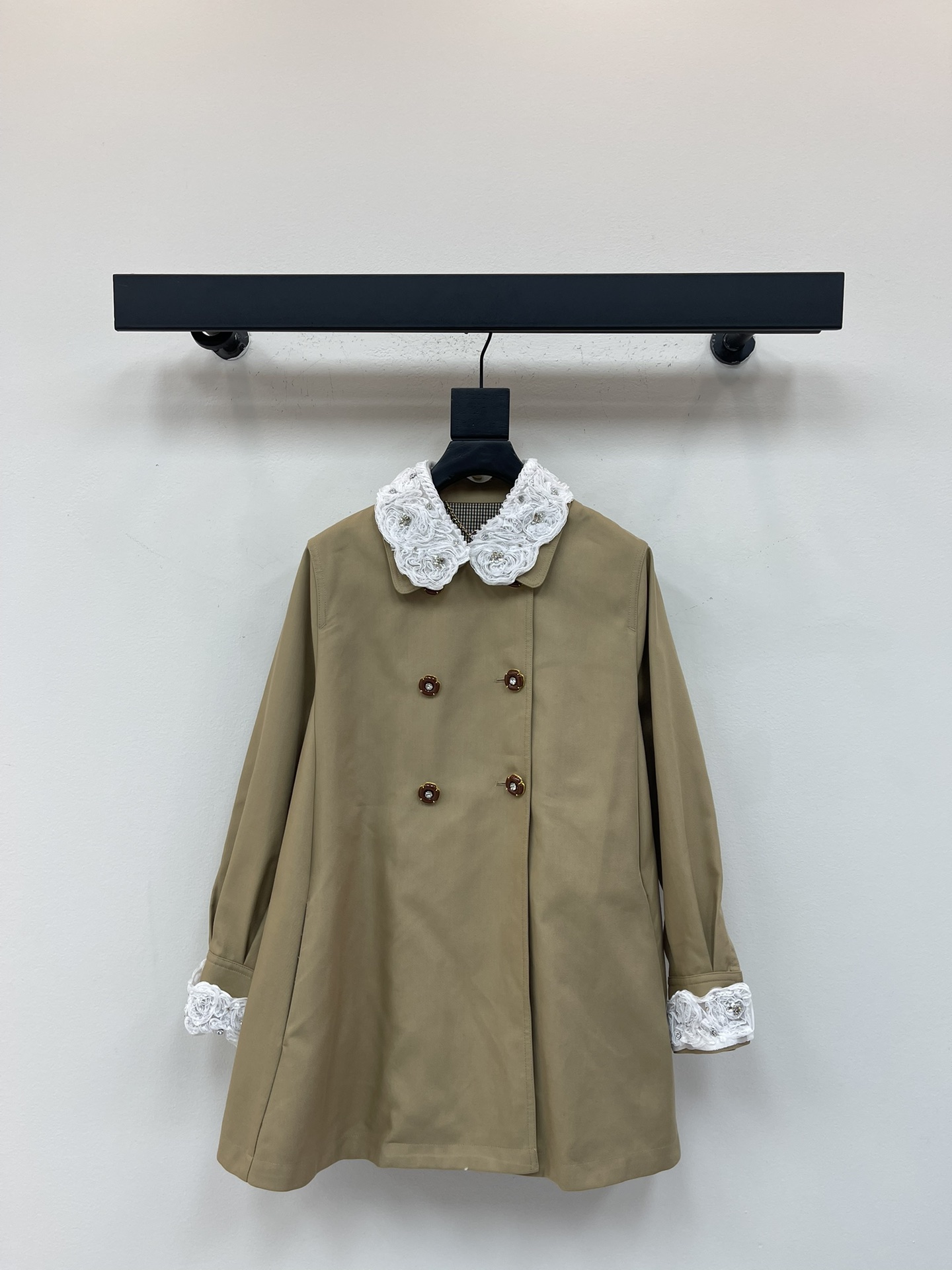 NO:499739,Valentin*25 autumn and winter new product sweet girl ceiling in the trench coat industry. Double-breasted doll windbreaker jacket. Paired with lace elements (removable) cuffs and neckline, it accidentally reveals exquisite and playfulness. It breaks the items of the windbreaker. It can be cool and girlish. There will be no mistakes in classic khaki. SML, valentino, jackets & coats, alexander wang19860909Valentin*25秋冬新品风衣界的甜妹天花板 双排扣娃娃款风衣外套 搭配蕾丝元素（可拆卸）袖口和领口不经意露出精致俏皮 一下子打破了风衣的单品 可以又飒又有少女感 经典卡其色怎么穿都不会出错 SML,,valentino,jackets & coats,alexander wang,Women's clothing