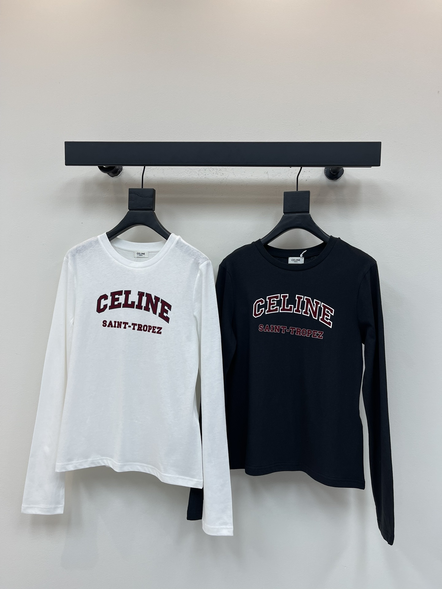 NO:500600,Celin* 25 early autumn new style letter printed round neck long-sleeved T-shirt丨Exclusive high-end production!  Classic round neck design, with eye-catching contrasting letters printed on the chest, retro and recognizable. The simple style is versatile and comfortable, and it can easily create a fashionable feeling. It is suitable for both single wear or as an inner wear~SML, celine,tees, t-shirt, alexander wang19860909Celin* 25早秋新款 字母印花圆领长袖T恤丨独家高版出品！经典圆领设计,胸前印有醒目的撞色字母,复古又有辨识度.简约版型,百搭又舒适,轻松打造出时尚感,无论是单穿还是作为内搭都很合适～SML,,celine,tees，t-shirt,alexander wang,Women's clothing