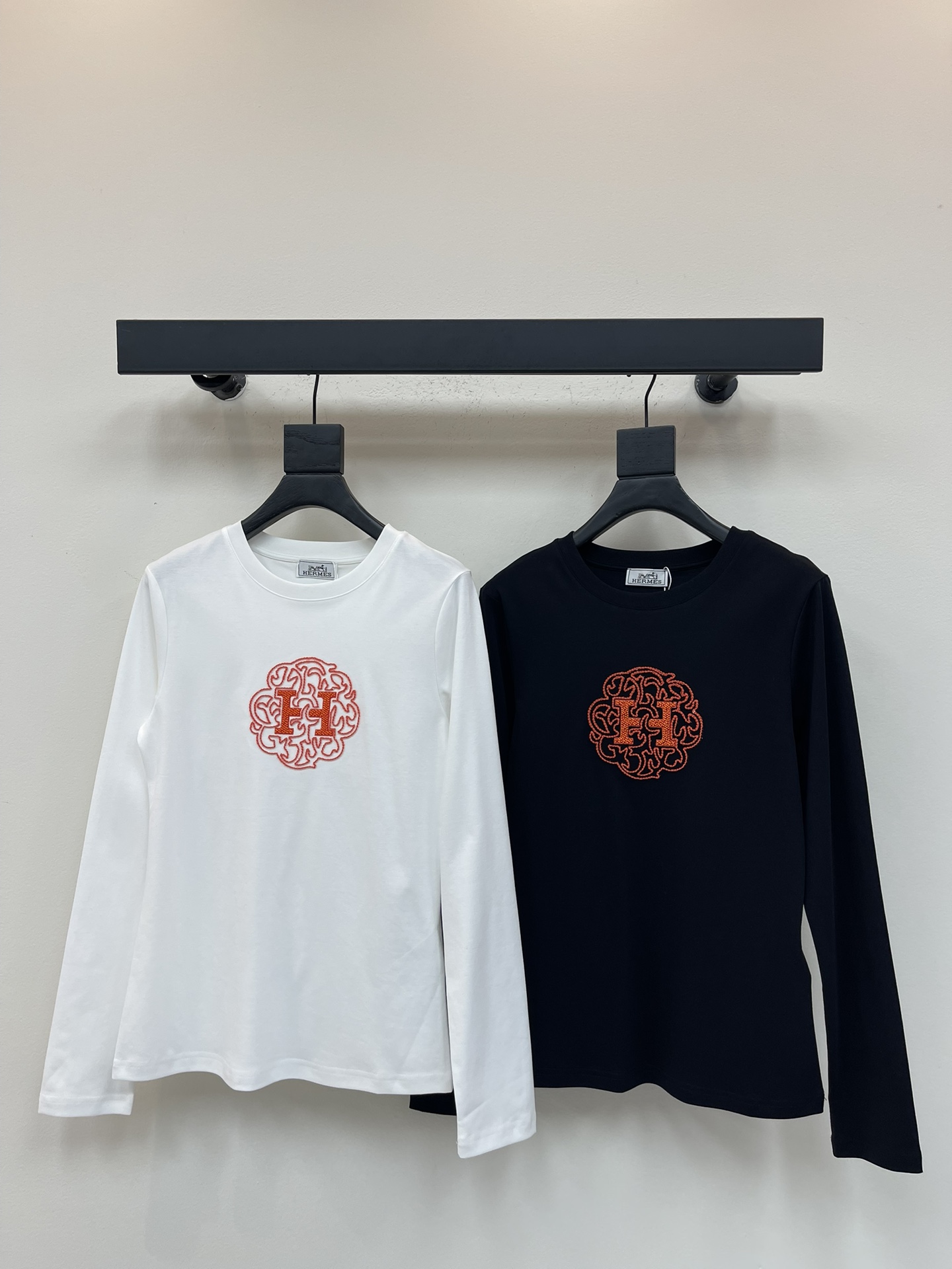 NO:499710,Hermes 25 early autumn new slim beaded logo long-sleeved top custom YB twill cotton material, comfortable texture, full of elasticity, slim round neck top cut, hand-sewn letter logo on the center of the chest, combined with flame totem, highlights the brand style, elastic and close-fitting, visually narrow and elongated, slim and slim, and all the inner wear is brilliant and fashionable. SML, hermes, hermes, alexander wang19860909Herme*爱马仕25早秋新款修身订珠徽标长袖上衣 定制YB斜纹全棉材质 质感舒适 弹力十足 修身圆领上衣裁剪 胸口居中位置手工缝制字母徽标撞死 配合火焰图腾 凸显品牌格调 弹性贴身感十足 视觉收窄拉长 修身显瘦 单穿内搭都出彩时髦 SML,,hermes,hermes,alexander wang,Women's clothing