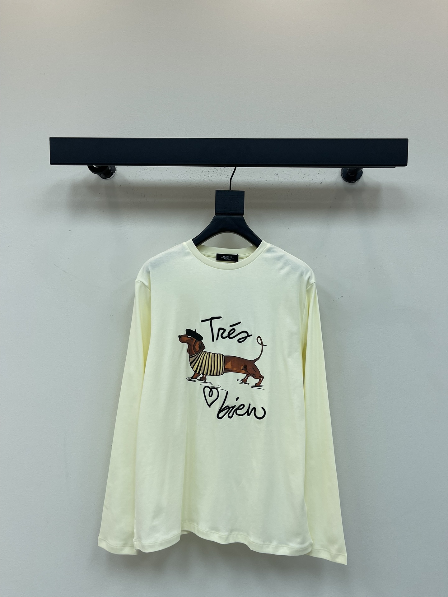 NO:500609,Weekend MaxMar*25 autumn and winter letter embroidered long-sleeved T-shirt. The cotton feels soft and glutinous to the skin and is comfortable to wear. It is easy to wear~ The embroidery effect is amazing on the chest positioning and sewing, and the overall pattern shows a three-dimensional texture and is more detailed and dense!  A versatile one for thousands of years!  The skin-friendly cotton texture is super comfortable and comfortable on the upper body!  The lazy and casual feel is beautiful no matter how you wear it. The perfect combination of high quality and high craftsmanship is a perfect combination of this style, which is simple and stylish when worn in a jacket, and it shows off your clothes!  SML, Jackets & coats,tees,t-shirt,alexander wang19860909Weekend MaxMar*25秋冬字母刺绣长袖T恤衫.全棉手感软糯贴肤舒适 穿着随意轻松~胸前定位缝制刺绣效果惊艳,整体图案呈现立体感走线更细致更密！万年百搭！亲肤感超棒的棉质亲肤质地,上身超级舒服！慵懒休闲感,怎么穿都好看啊.高品质和高工艺的完美融合,这种款款式人手必入没商量简约有型 搭在外套里很显衣品哦！ SML,,jackets & coats,tees，t-shirt,alexander wang,Women's clothing