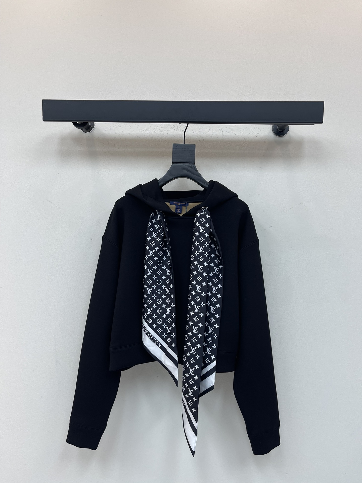 NO:499725,Louis Vuitto*25 early autumn classic silk scarf decorative air cotton hooded sweatshirt series. Clean and neat cut, loose and lazy style with shoulders. The fabric is thick, straight and stylish, the cuffs are elastic and threaded. Various outfits. Loose and comfortable and unrestrained. Full of casual and cool style styles are versatile and easy to wear, with its own effect, fashionable and exquisite love, comfortable and stylish. SML,,louis vuitton,hoodie,sweatshirts,hats,alexander wang19860909Louis Vuitto*25早秋经典丝巾装饰空气棉带帽卫衣 系列款.干净利落的裁剪,落肩宽松慵懒版型 面料厚实挺阔有型,袖口弹力螺纹设计 多种穿搭 宽松舒适无束缚感,满满的随性酷辣风版型百搭好穿,自带效果,时髦精的大爱,舒适有型.SML,,louis vuitton,hoodie,sweatshirts,hats,alexander wang,Women's clothing