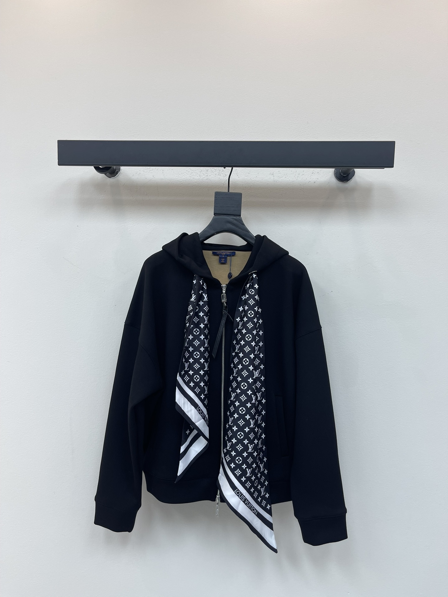 NO:499730,Louis Vuitto* 25 early autumn new MONOGRAM scarf zippered hooded jacket!  High-end production!  This hooded jacket meets the iconic elements of the season show, and uses double-sided composite silk-clad fabric to create a comfortable and loose fit. The neckline structure is similar to Monogram scarf. The scarf is made of silk, and the hood reveals the label!  Recommend a set of matching!  SML, louis vuitton, jackets & coats,real silk,hats,alexander wang19860909Louis Vuitto* 25早秋新款 MONOGRAM丝巾拉链款连帽外套！高版出品！本款连帽外套邂逅当季秀场的标志性元素,以双面复合夹丝面料裁出舒适宽松版型.领口结构恰似Monogram丝巾,丝巾是真丝材质的,兜帽跃现标签！推荐一套搭配！SML,,louis vuitton,jackets & coats,real silk,hats,alexander wang,Women's clothing