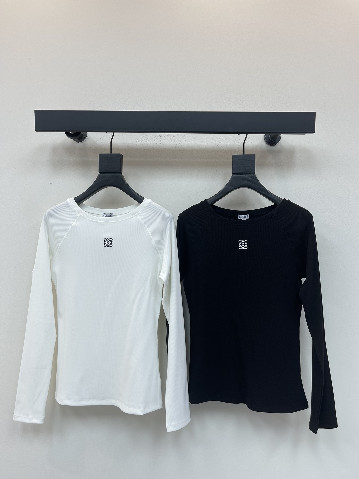 NO:501226,Loew*25 early autumn new slim totem long-sleeved base shirt. Tiansi cotton material, comfortable texture and full of elasticity. Slim round neck bottoming and cut, and contrasting totem logo sewn on the chest in the center to highlight the brand style. It has a strong elastic and close feeling, narrow and lengthened visually, and slim and slim. Two-color SML, loewe, alexander wang19860909Loew*25早秋新款修身图腾长袖打底衫.天丝棉材质,质感舒适,弹力十足.修身圆领打底裁剪,胸口居中位置缝制撞色图腾徽标,凸显品牌格调.弹性贴身感十足,视觉收窄拉长,修身显瘦.两色SML,,loewe,alexander wang,Women's clothing