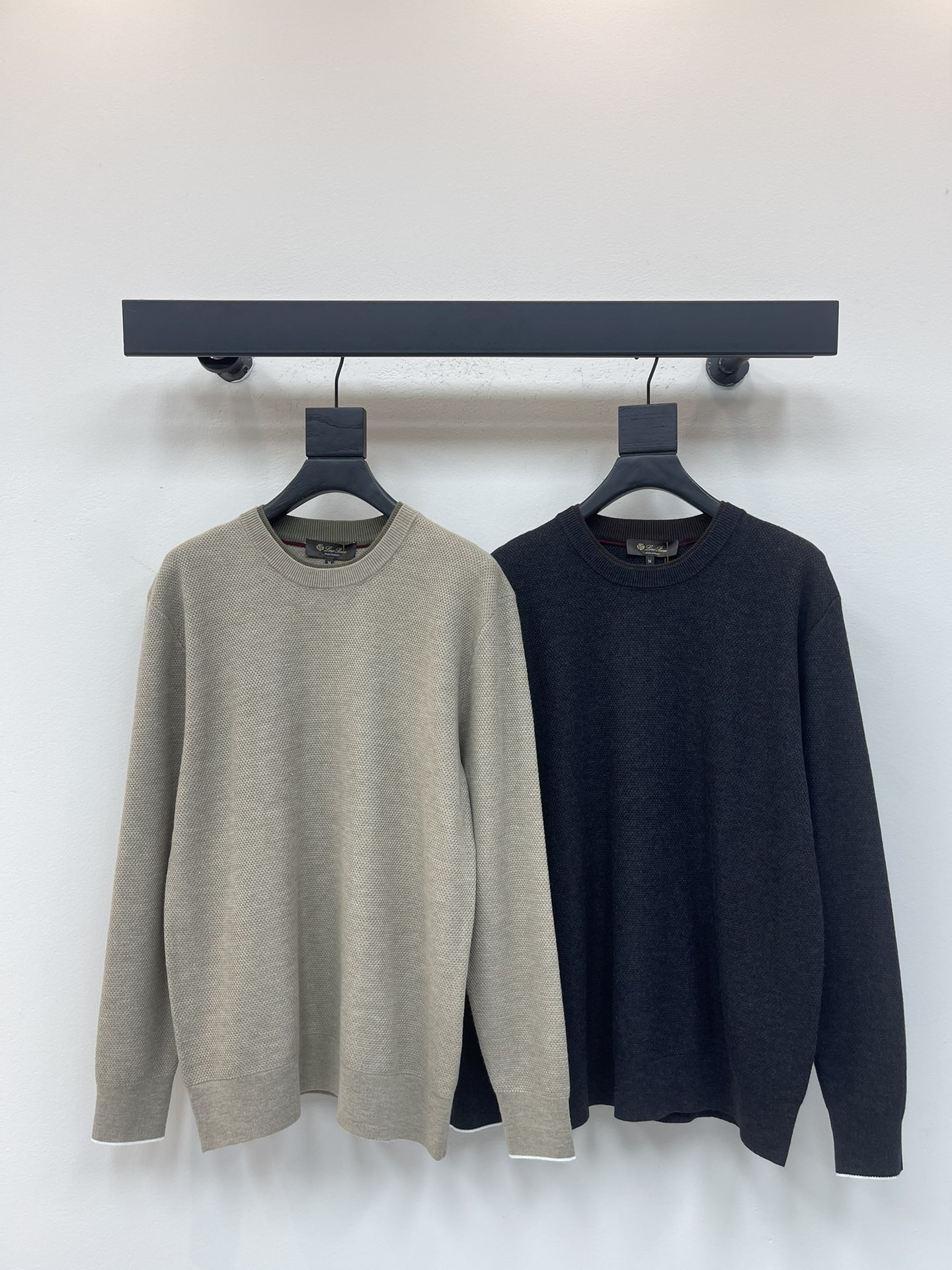 NO:499703,LP Nouo Pianya City Pull round neck long-sleeved sweater. It is made of small cashmere yarn, and the texture is very soft and light. The honeycomb jacquard pattern on the surface of the clothes gives the color a clever layering. The versatile shape is elegant and elegant, which is quite suitable for wearing with a jacket. This rare and very soft little cashmere comes from the inner fluff of the Hircus goat cub, double collar, contrasting striped round collar, cuffs, the same style as men and women!  S-XXL, loro piana, jackets & coats,alexander wang19860909LP诺悠翩雅City Pull 圆领长袖针织衫.采用小山羊绒纱线织就,质地十分柔软、轻盈.衣服表面的蜂窝提花织纹,让色彩呈现出巧妙的层次感.百搭造型落落大方,相当适合与夹克搭穿.这种罕见且非常柔软的小山羊绒,来自 Hircus 家山羊幼崽的内层绒毛,双层衣领,撞色条纹圆领、袖口,男女同款！S-XXL,,loro piana,jackets & coats,alexander wang,Women's clothing