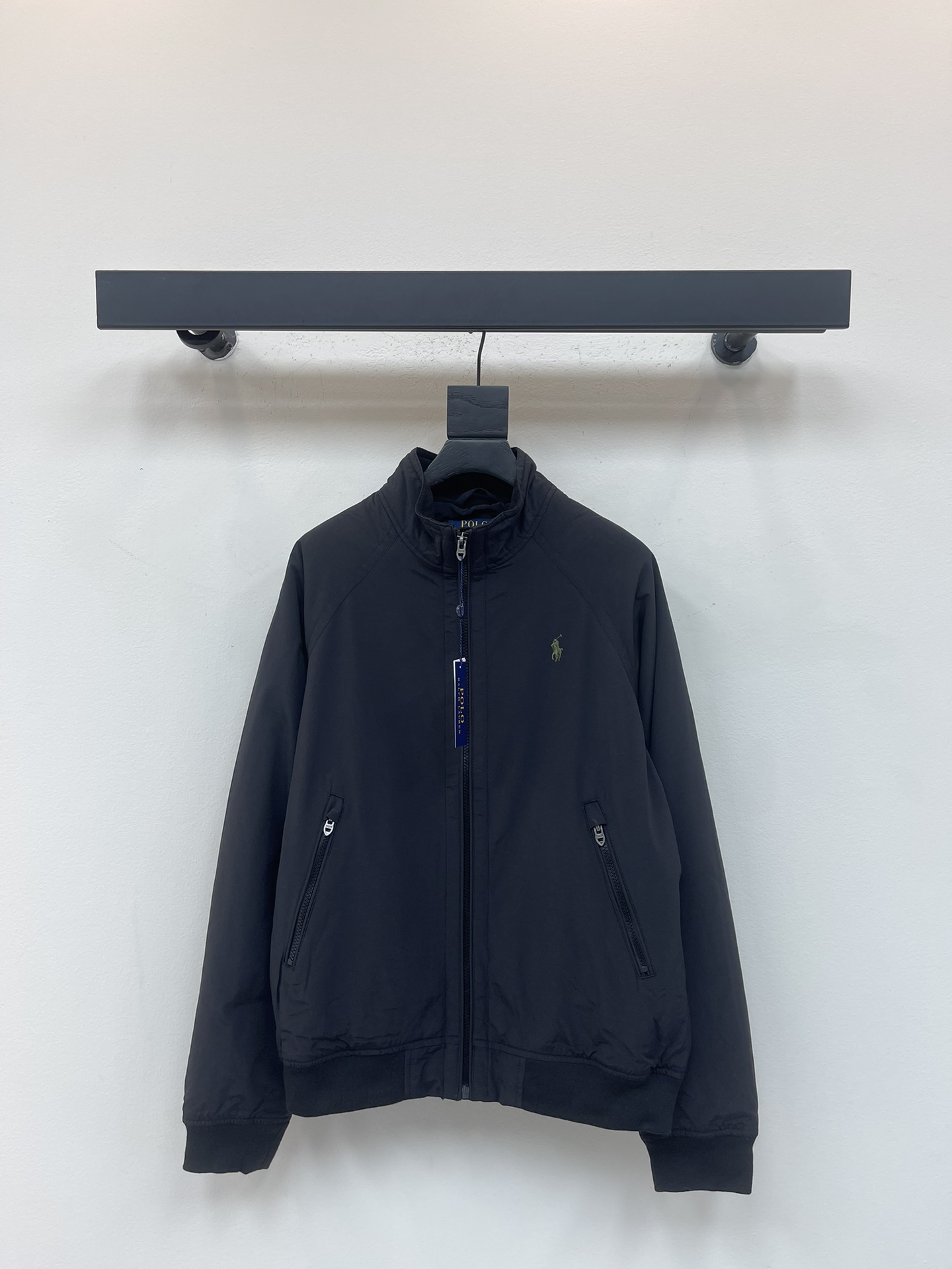 NO:499699,Ralph Laur*n Polo25 Autumn and Winter New Style Classic Pony Embroidered Lapel Jacket | Exclusive High-end Production!  This jacket is simple and stylish, with a versatile black tone that is not picky. The lapel design is neat and elegant, the zipper is easy to put on and off, the exquisite pony logo on the chest increases brand recognition, and the pockets on both sides are practical and beautiful. Whether it is daily going out or commuting, it can easily create a casual and stylish outfit style. Size 48.50.52.54.56, loro piano, jackets & coats, jackets & coats, alexander wang19860909Ralph Laur*n 拉夫*polo25秋冬新款 经典款小马刺绣翻领夹克外套丨独家高版出品！这款夹克简约又有型,黑色调百搭不挑人.翻领设计利落大方,拉链开合方便穿脱,胸前精致小马标增添品牌辨识度,两侧口袋实用又美观,无论是日常出街还是通勤,都能轻松打造出休闲又不失格调的穿搭风格. 尺码48.50.52.54.56,,loro piana,jackets & coats,jackets & coats,alexander wang,Women's clothing