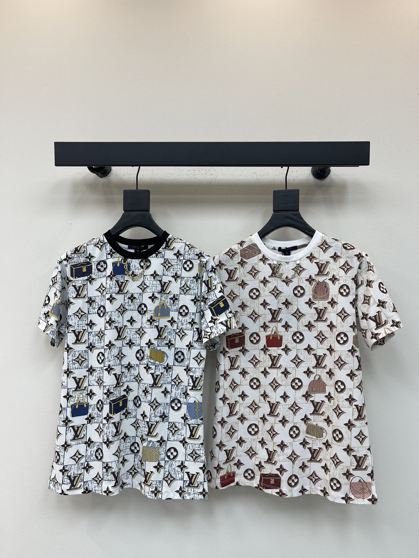 NO:499707,Louis Vuitto*25 new luggage printed chain short-sleeved T-shirt custom YB twill cotton material delicate texture breathable and comfortable regular T-shirt cutting highlights the brand style Made of gram-weight pure cotton with a slight elasticity Prepare visual effect Prepare garments are base with checkerboard plaids, embellished with four-leaf clover elements and letter logos, and then interspersed luggage pattern. Neck-edge chain details make simple styles more layered and dressed in a casual and lazy style SML,,louis vuitton, T-shirt,tees, t-shirt,alexander wang19860909Louis Vuitto*25新款箱包印花链条短袖T恤 定制YB斜纹全棉材质 质感细腻 透气舒适 常规T恤裁剪 凸显品牌格调 采用克重纯棉制成 略带有弹力 呈现显瘦视觉效果 成衣以棋盘格纹打底 点缀沿用四叶草元素和字母徽标装饰 再配合穿插箱包图案 领口包边链条细节 让简单款式更显层次感 穿搭出休闲慵懒风格 SML,,louis vuitton,T-shirt,tees，t-shirt,alexander wang,Women's clothing