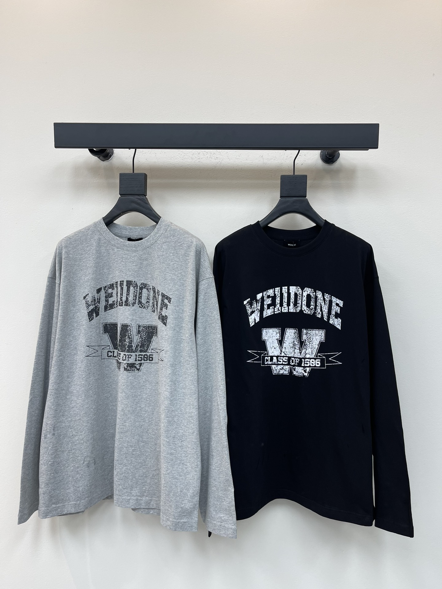 NO:501233,WE11DONE 25 new retro cracked print long-sleeved T-shirt. A neutral college style long-sleeved top with a retro cracked letter print. It is casually put on the street and is lazy!  !  The perfect combination of trend and youthfulness is perfect, and it is superb to copy it on the street every day!  Color black/gray Size S/M/L, tees, t-shirt,alexander wang19860909WE11DONE 25新款复古裂纹印花长袖T恤.中性男女同款学院风长袖上衣,搭配复古裂纹字母印花,随意套上出街休闲又慵懒！！ 潮流感和青春感完美融合,日常出街照搬超绝！ 颜色黑色/灰色 尺码S/M/L,,tees，t-shirt,alexander wang,Women's clothing