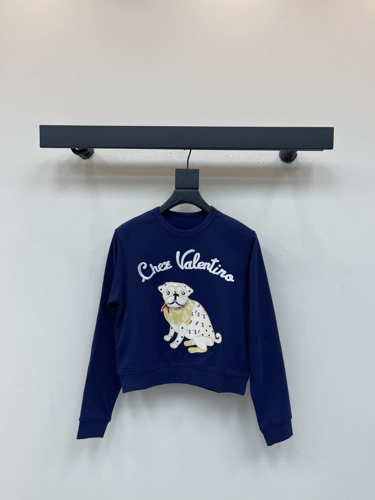 NO:500569,Valentin*25 early autumn new embroidered letters animal round neck sweatshirt. Customized terry cotton fabric, classic style loose and versatile and not picky. It highlights the youthful and energetic atmosphere of age reduction, and recommends daily leisure. SML, valentino, hoodie, sweatshirts, alexander wang19860909Valentin*25早秋新款刺绣字母动物圆领卫衣.定制毛圈纯棉面料,经典版型宽松百搭不挑人.彰显减龄青春活力气息,日常休闲推荐.SML,,valentino,hoodie,sweatshirts,alexander wang,Women's clothing