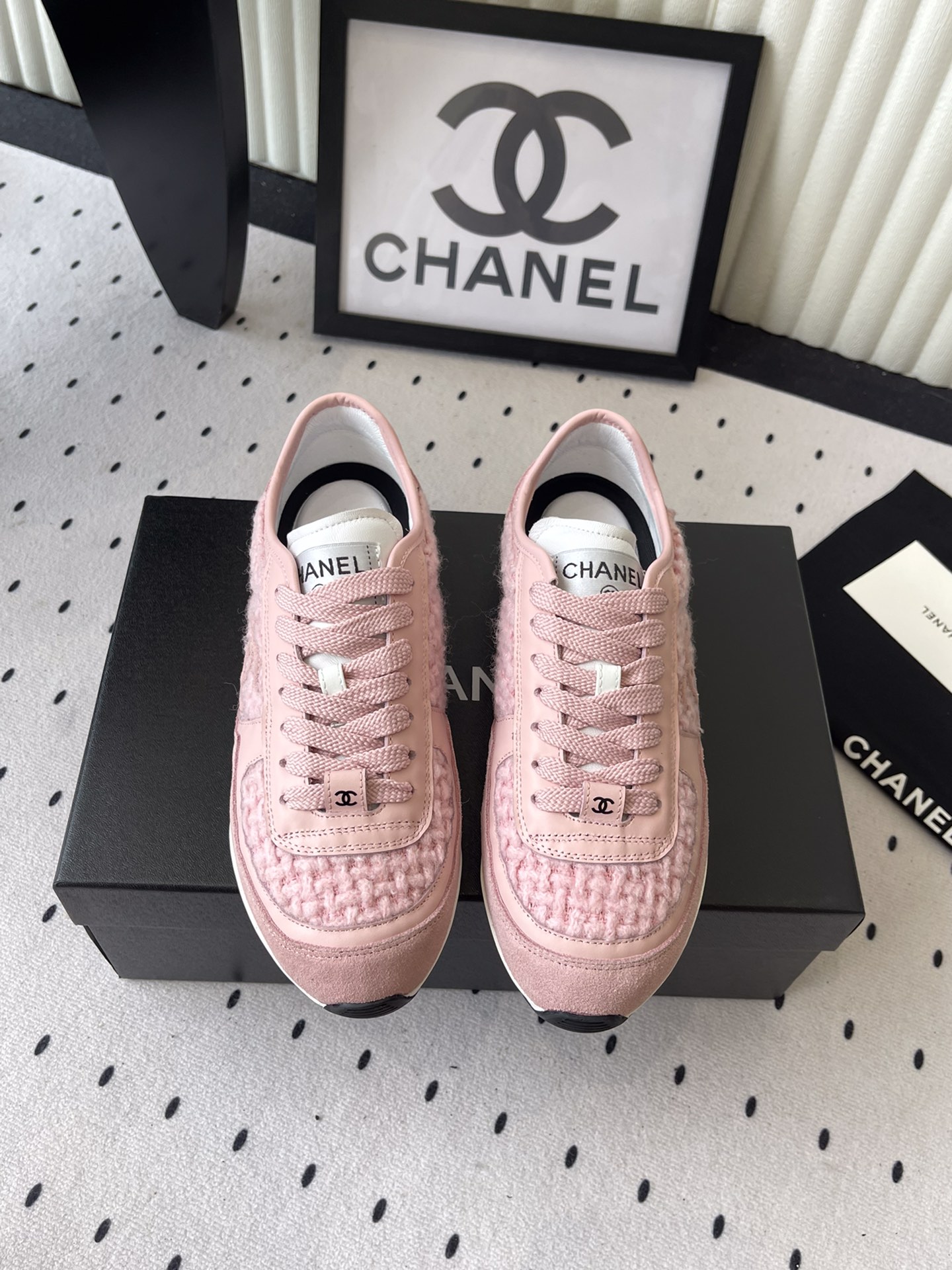 NO:484970,Chanel new panda sneakers top version original purchase and development full of fashionable feel on the feet The favorite of internet celebrity bloggers Super popular model Imported oil wax leather upper Sheepskin lining Original TPU outsole Size: 35-41, casual shoes/sports shoes, chanel, sneakers, sheepskin19860909Chanel新款熊猫运动鞋 顶级版本 原版购入开发 上脚时髦感十足 网红博主的挚爱 超高人气款 进口油蜡皮鞋面 羊皮内里 原版TPU大底 Size: 35-41,休闲鞋/运动鞋,chanel,sneakers,sheepskin,Women's Shoes