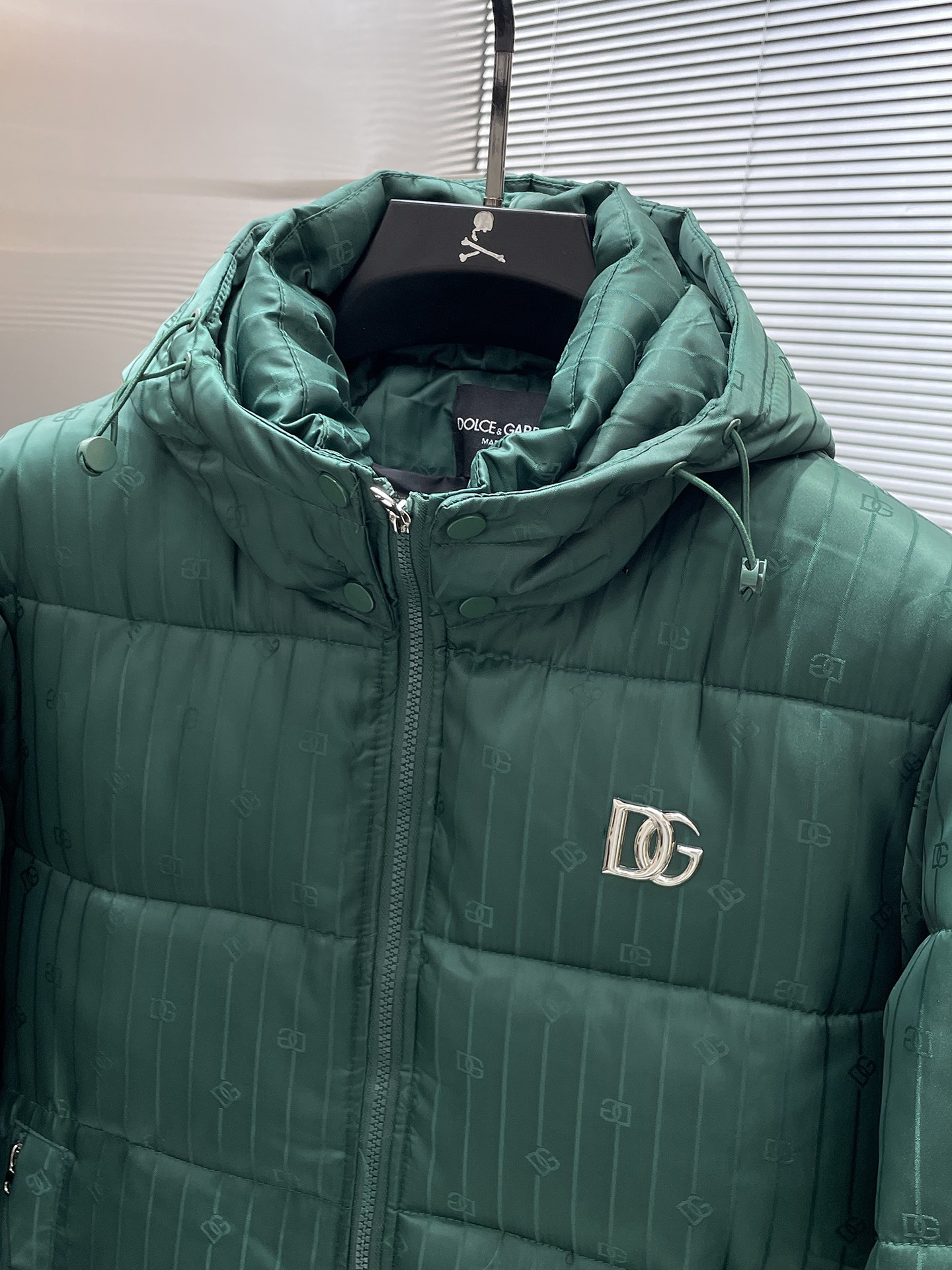 P200  杜嘉班纳  dg  2025冬季新款 连帽  棉服 外套，高端版本！专柜定制面料 透气舒适度高，细节无可挑剔，品牌元素设计理念，体现高品质。手感细腻柔软！呈现休闲裁剪，上身版型超赞！码数 M-3XL