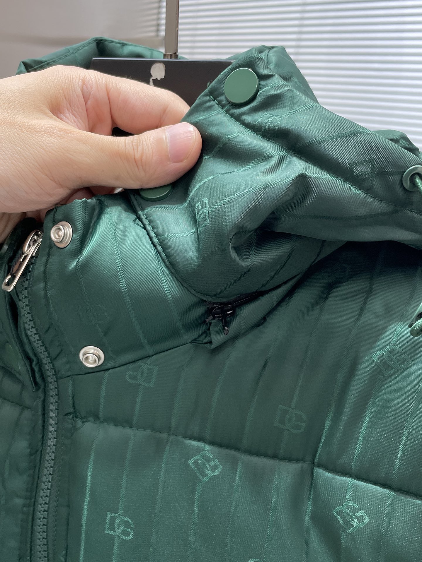 P200  杜嘉班纳  dg  2025冬季新款 连帽  棉服 外套，高端版本！专柜定制面料 透气舒适度高，细节无可挑剔，品牌元素设计理念，体现高品质。手感细腻柔软！呈现休闲裁剪，上身版型超赞！码数 M-3XL