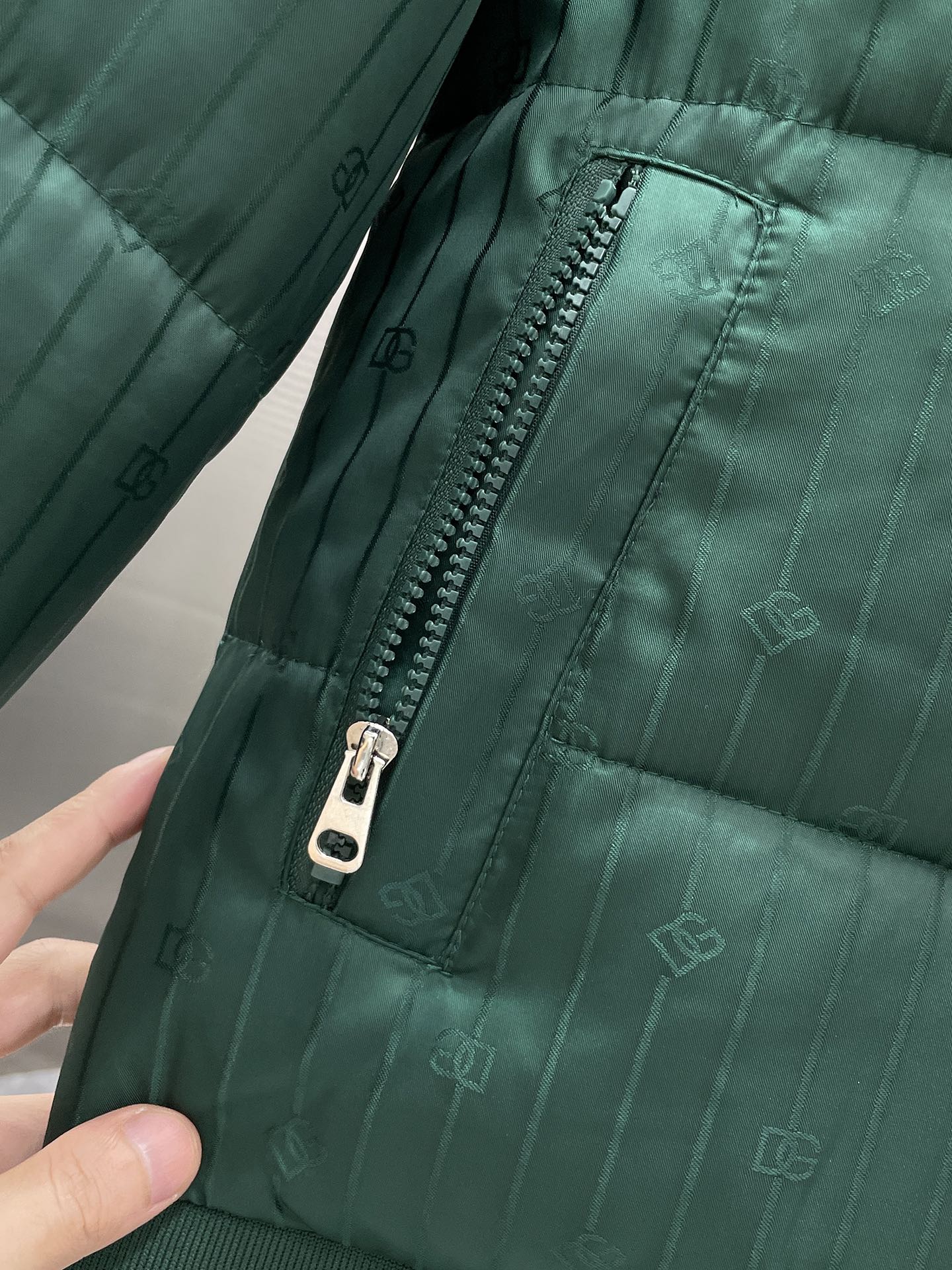 P200  杜嘉班纳  dg  2025冬季新款 连帽  棉服 外套，高端版本！专柜定制面料 透气舒适度高，细节无可挑剔，品牌元素设计理念，体现高品质。手感细腻柔软！呈现休闲裁剪，上身版型超赞！码数 M-3XL