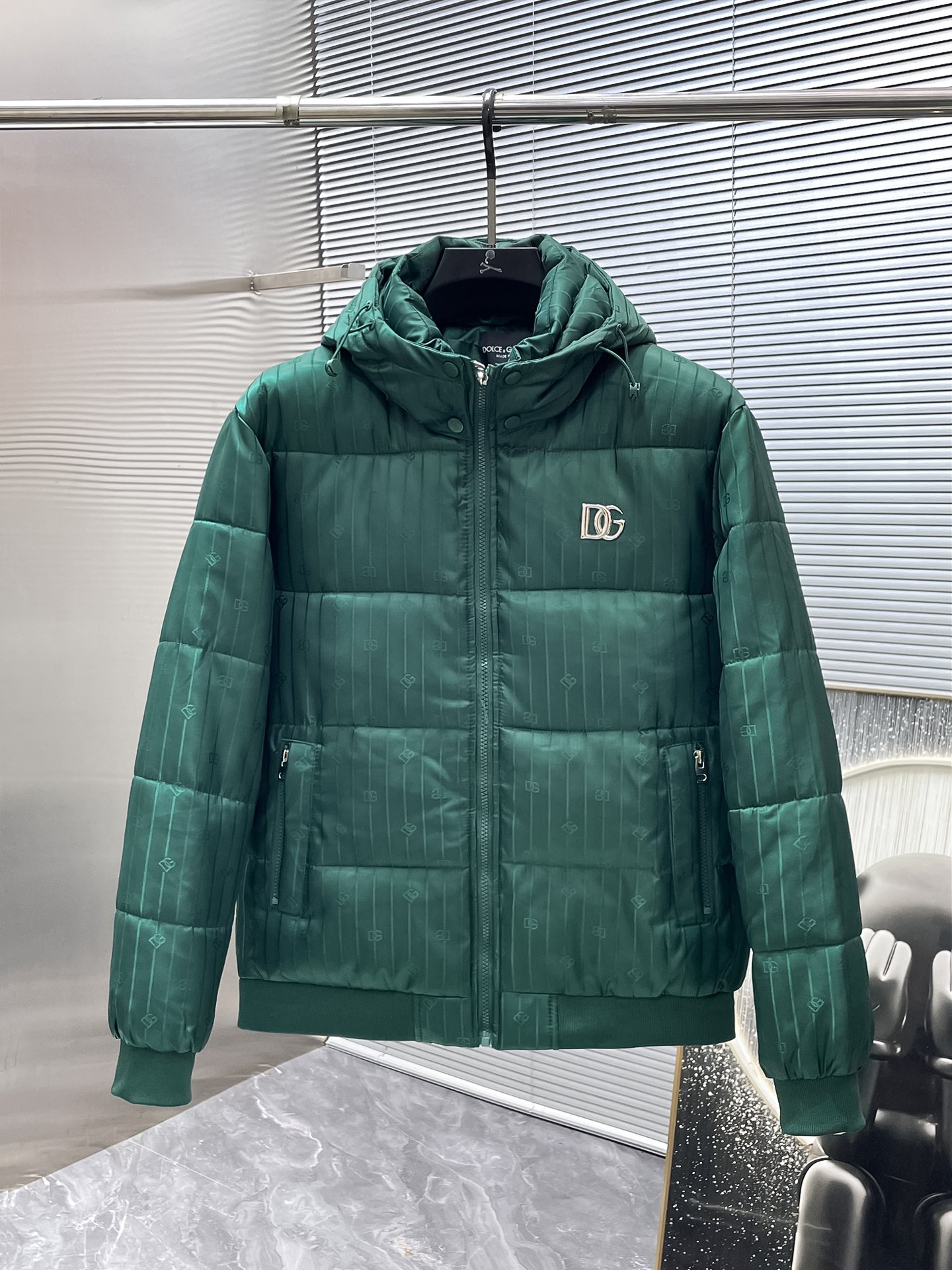 P200  杜嘉班纳  dg  2025冬季新款 连帽  棉服 外套，高端版本！专柜定制面料 透气舒适度高，细节无可挑剔，品牌元素设计理念，体现高品质。手感细腻柔软！呈现休闲裁剪，上身版型超赞！码数 M-3XL