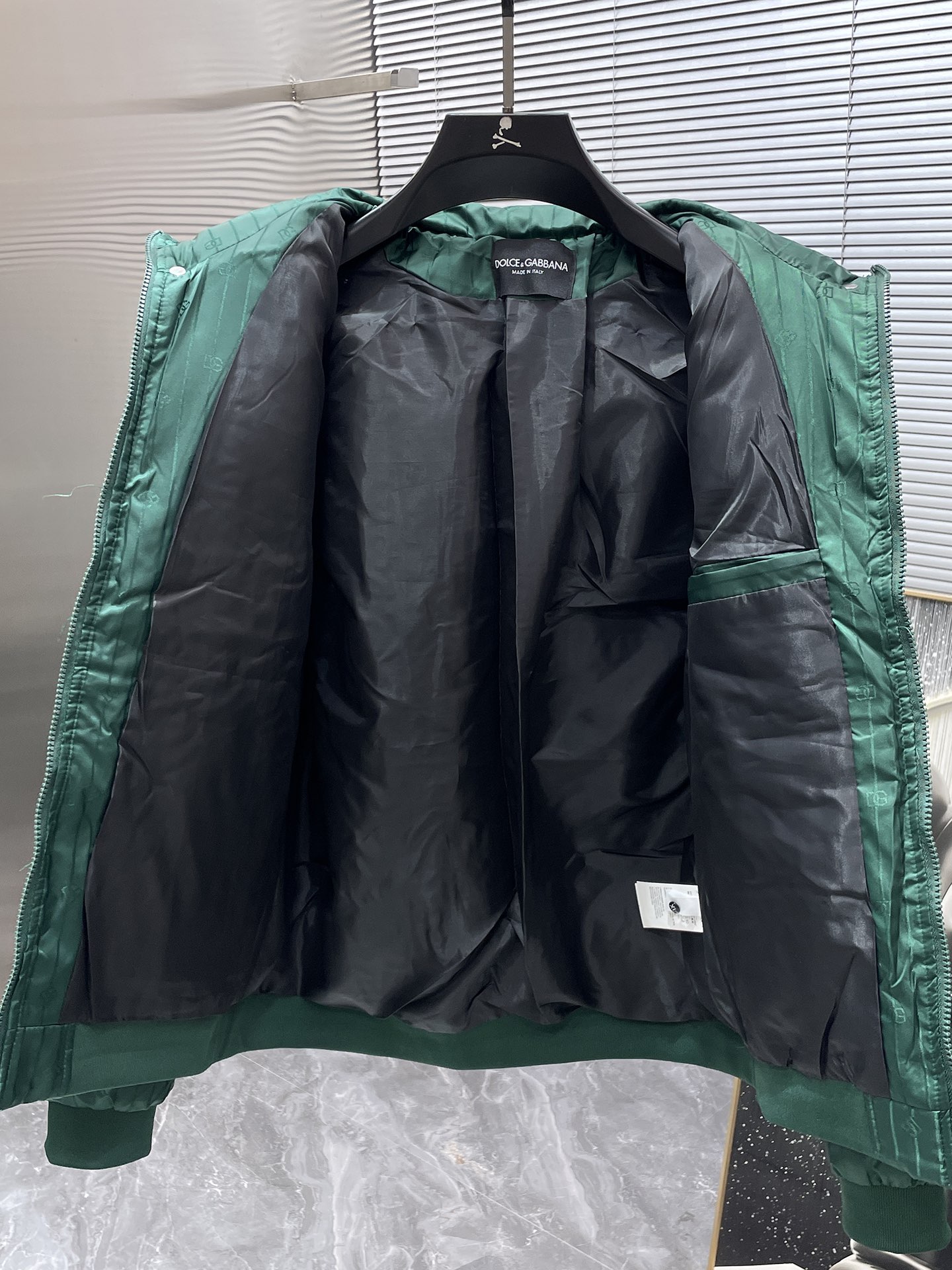 P200  杜嘉班纳  dg  2025冬季新款 连帽  棉服 外套，高端版本！专柜定制面料 透气舒适度高，细节无可挑剔，品牌元素设计理念，体现高品质。手感细腻柔软！呈现休闲裁剪，上身版型超赞！码数 M-3XL