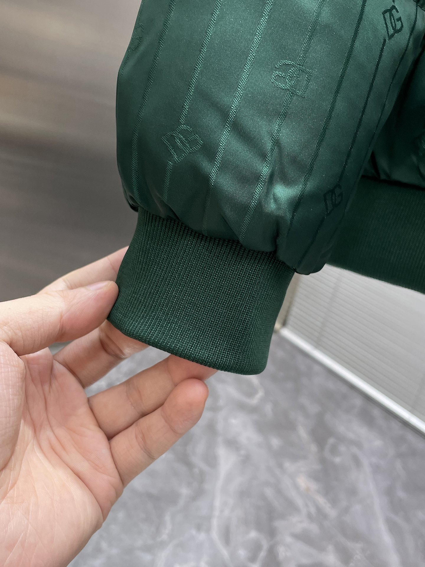 P200  杜嘉班纳  dg  2025冬季新款 连帽  棉服 外套，高端版本！专柜定制面料 透气舒适度高，细节无可挑剔，品牌元素设计理念，体现高品质。手感细腻柔软！呈现休闲裁剪，上身版型超赞！码数 M-3XL