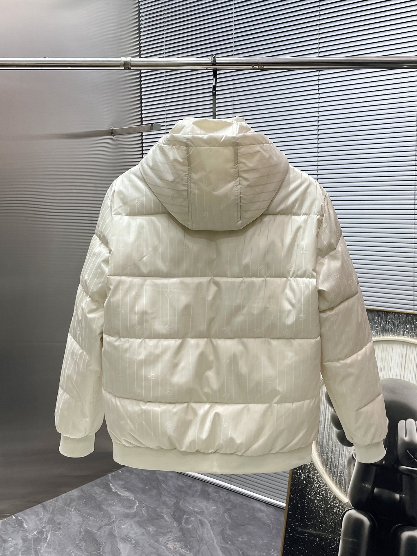 P200  杜嘉班纳  dg  2025冬季新款 连帽  棉服 外套，高端版本！专柜定制面料 透气舒适度高，细节无可挑剔，品牌元素设计理念，体现高品质。手感细腻柔软！呈现休闲裁剪，上身版型超赞！码数 M-3XL