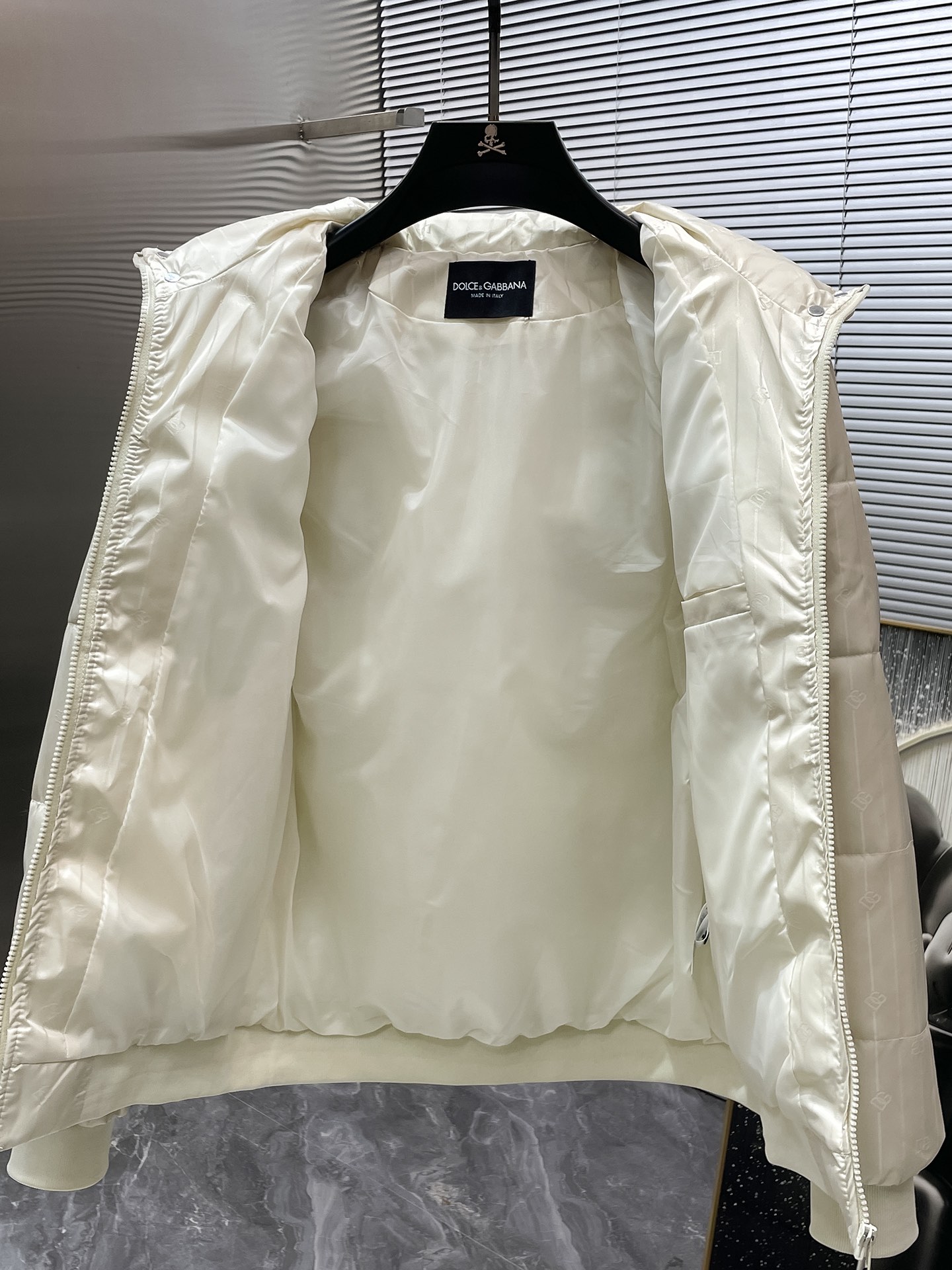 P200  杜嘉班纳  dg  2025冬季新款 连帽  棉服 外套，高端版本！专柜定制面料 透气舒适度高，细节无可挑剔，品牌元素设计理念，体现高品质。手感细腻柔软！呈现休闲裁剪，上身版型超赞！码数 M-3XL