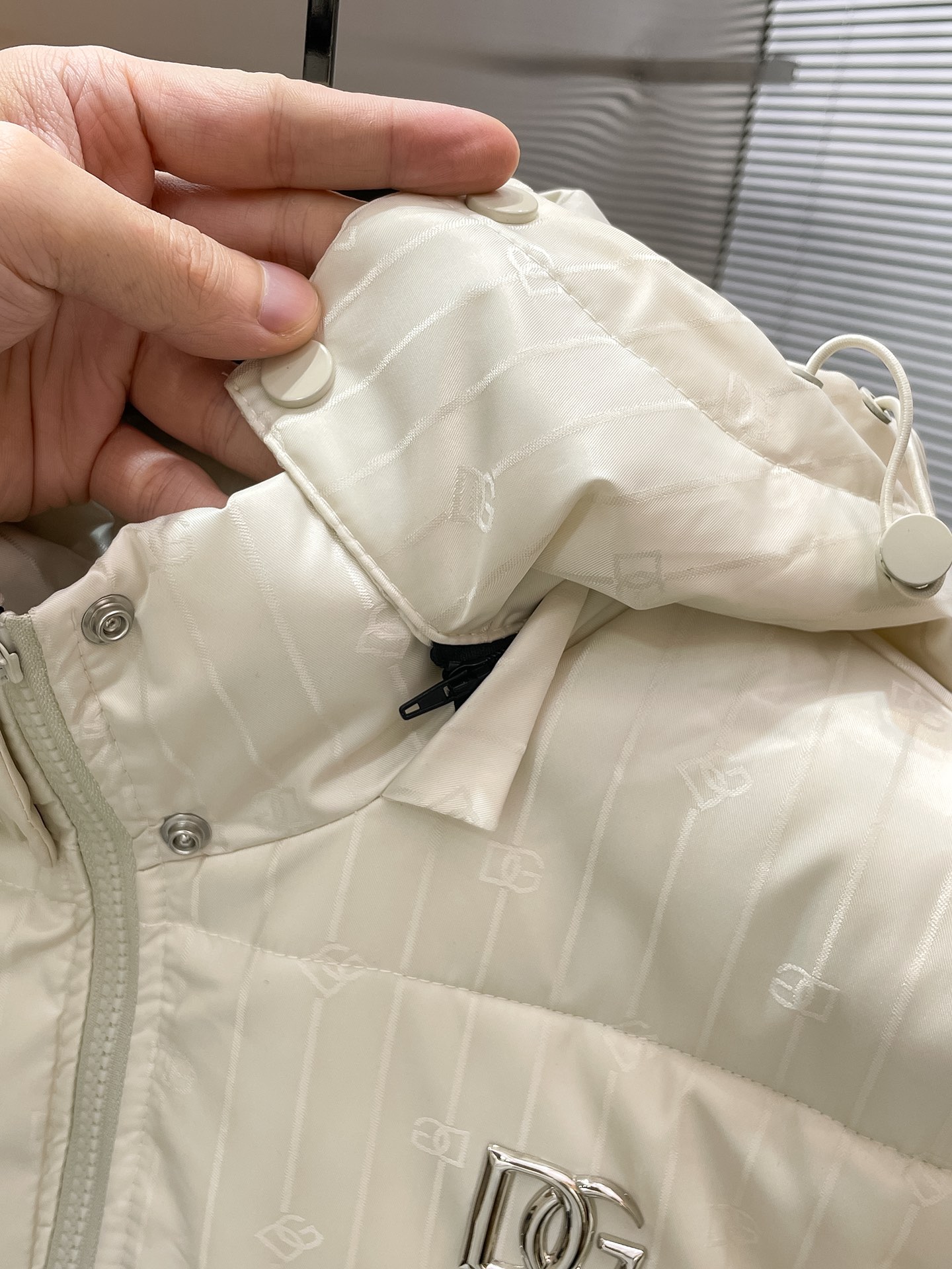 P200  杜嘉班纳  dg  2025冬季新款 连帽  棉服 外套，高端版本！专柜定制面料 透气舒适度高，细节无可挑剔，品牌元素设计理念，体现高品质。手感细腻柔软！呈现休闲裁剪，上身版型超赞！码数 M-3XL