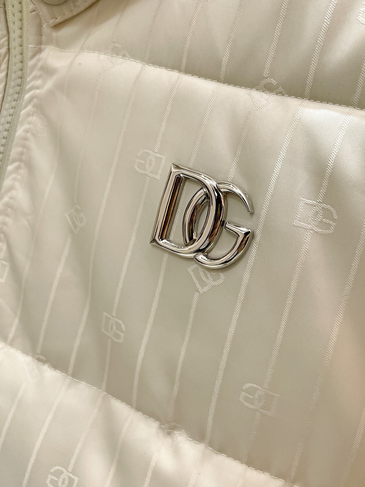 P200  杜嘉班纳  dg  2025冬季新款 连帽  棉服 外套，高端版本！专柜定制面料 透气舒适度高，细节无可挑剔，品牌元素设计理念，体现高品质。手感细腻柔软！呈现休闲裁剪，上身版型超赞！码数 M-3XL