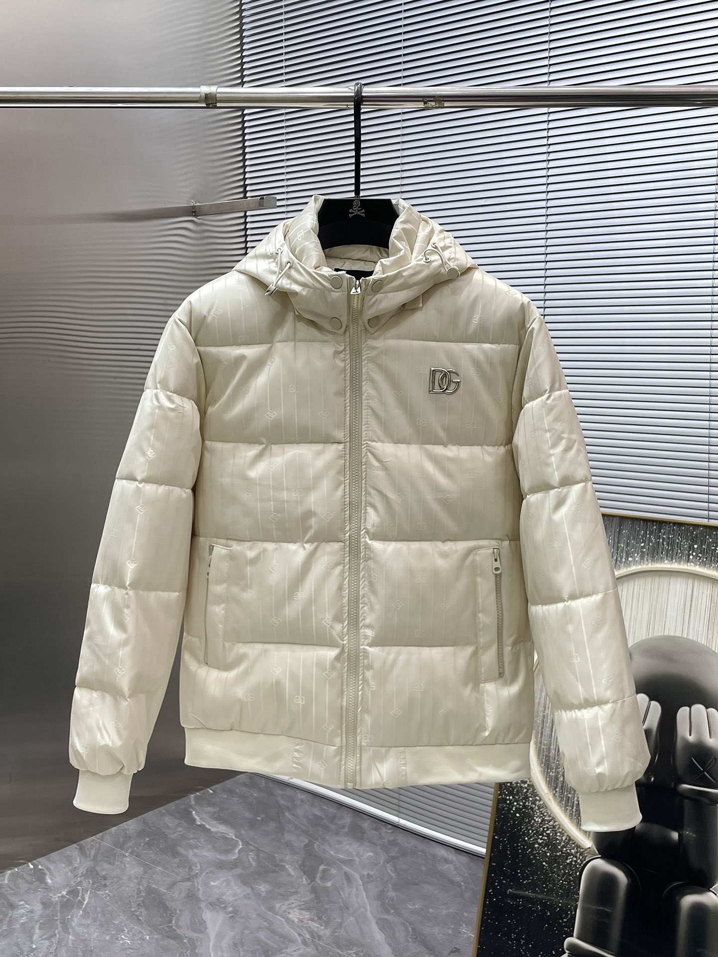 P200  杜嘉班纳  dg  2025冬季新款 连帽  棉服 外套，高端版本！专柜定制面料 透气舒适度高，细节无可挑剔，品牌元素设计理念，体现高品质。手感细腻柔软！呈现休闲裁剪，上身版型超赞！码数 M-3XL