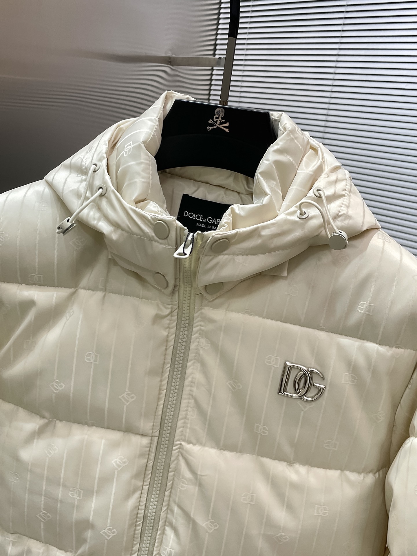 P200  杜嘉班纳  dg  2025冬季新款 连帽  棉服 外套，高端版本！专柜定制面料 透气舒适度高，细节无可挑剔，品牌元素设计理念，体现高品质。手感细腻柔软！呈现休闲裁剪，上身版型超赞！码数 M-3XL
