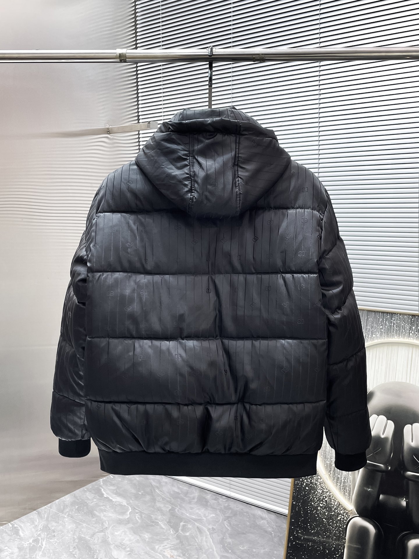 P200  杜嘉班纳  dg  2025冬季新款 连帽  棉服 外套，高端版本！专柜定制面料 透气舒适度高，细节无可挑剔，品牌元素设计理念，体现高品质。手感细腻柔软！呈现休闲裁剪，上身版型超赞！码数 M-3XL