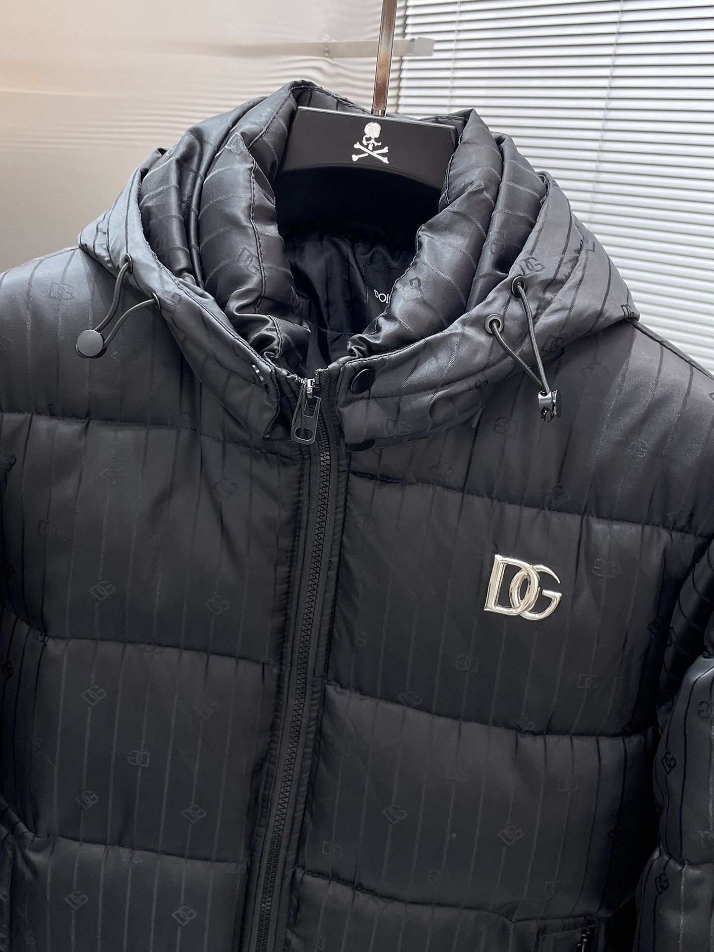 P200  杜嘉班纳  dg  2025冬季新款 连帽  棉服 外套，高端版本！专柜定制面料 透气舒适度高，细节无可挑剔，品牌元素设计理念，体现高品质。手感细腻柔软！呈现休闲裁剪，上身版型超赞！码数 M-3XL