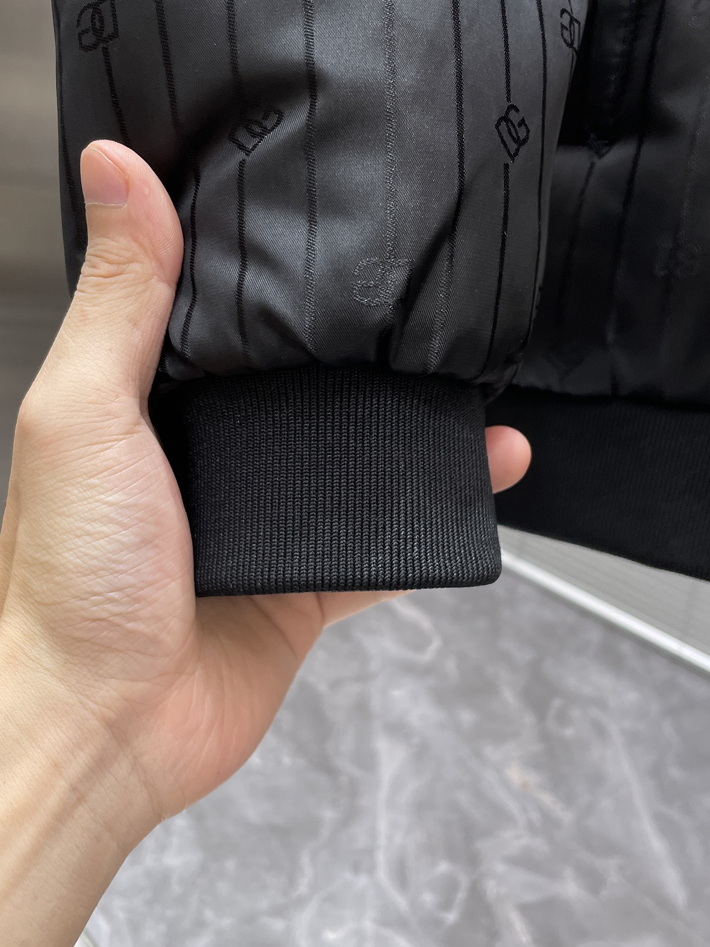 P200  杜嘉班纳  dg  2025冬季新款 连帽  棉服 外套，高端版本！专柜定制面料 透气舒适度高，细节无可挑剔，品牌元素设计理念，体现高品质。手感细腻柔软！呈现休闲裁剪，上身版型超赞！码数 M-3XL