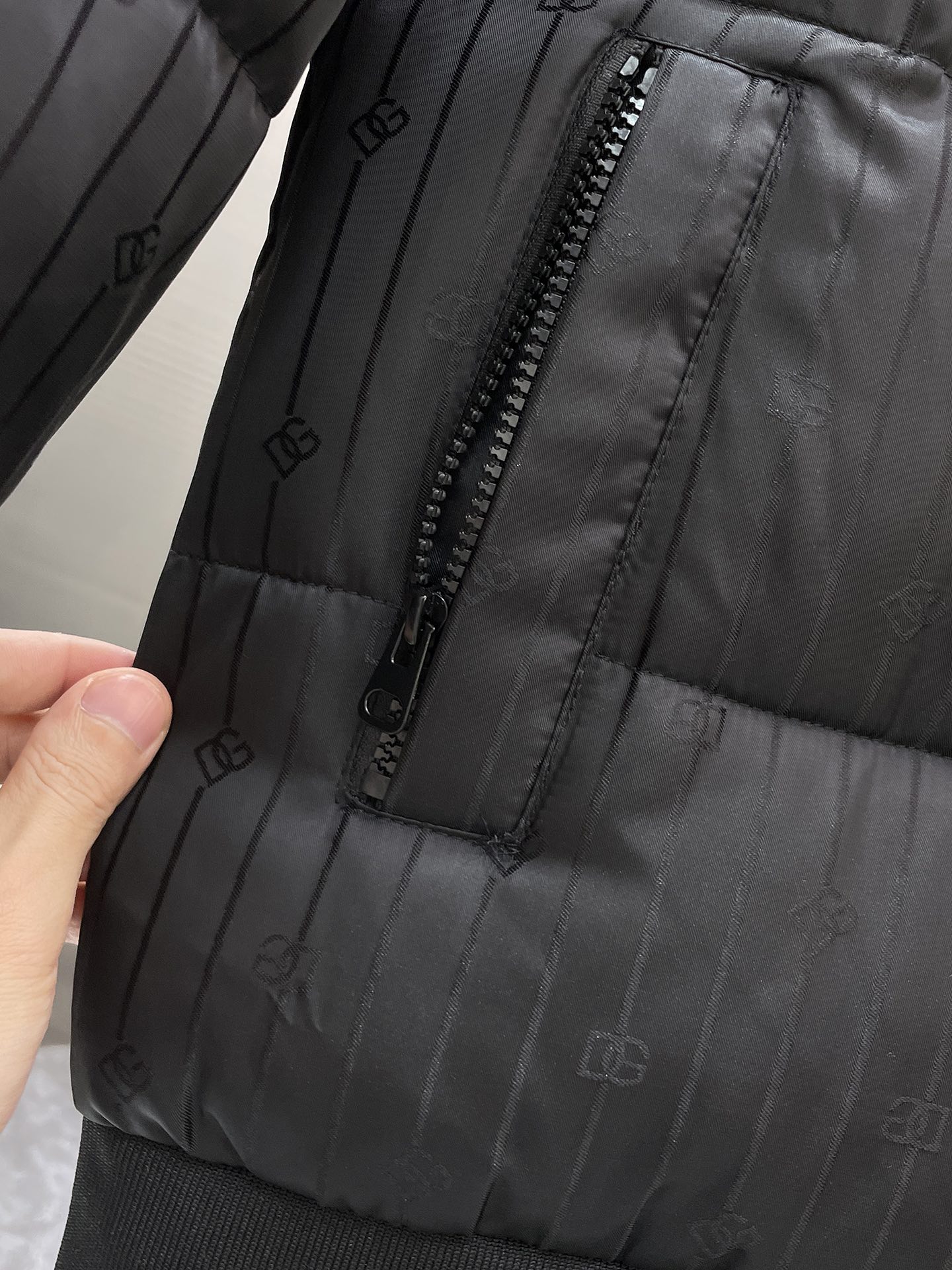 P200  杜嘉班纳  dg  2025冬季新款 连帽  棉服 外套，高端版本！专柜定制面料 透气舒适度高，细节无可挑剔，品牌元素设计理念，体现高品质。手感细腻柔软！呈现休闲裁剪，上身版型超赞！码数 M-3XL