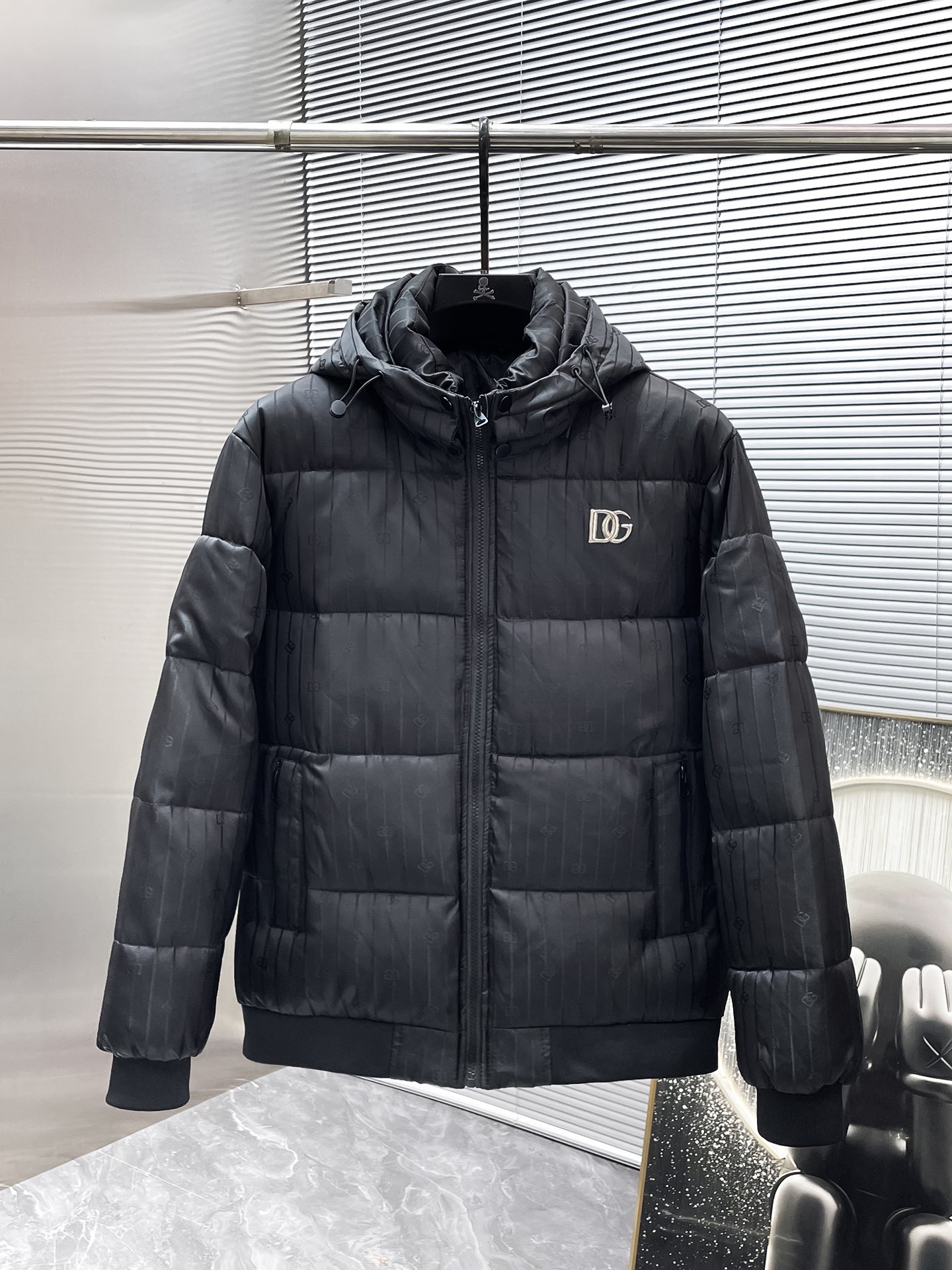 P200  杜嘉班纳  dg  2025冬季新款 连帽  棉服 外套，高端版本！专柜定制面料 透气舒适度高，细节无可挑剔，品牌元素设计理念，体现高品质。手感细腻柔软！呈现休闲裁剪，上身版型超赞！码数 M-3XL