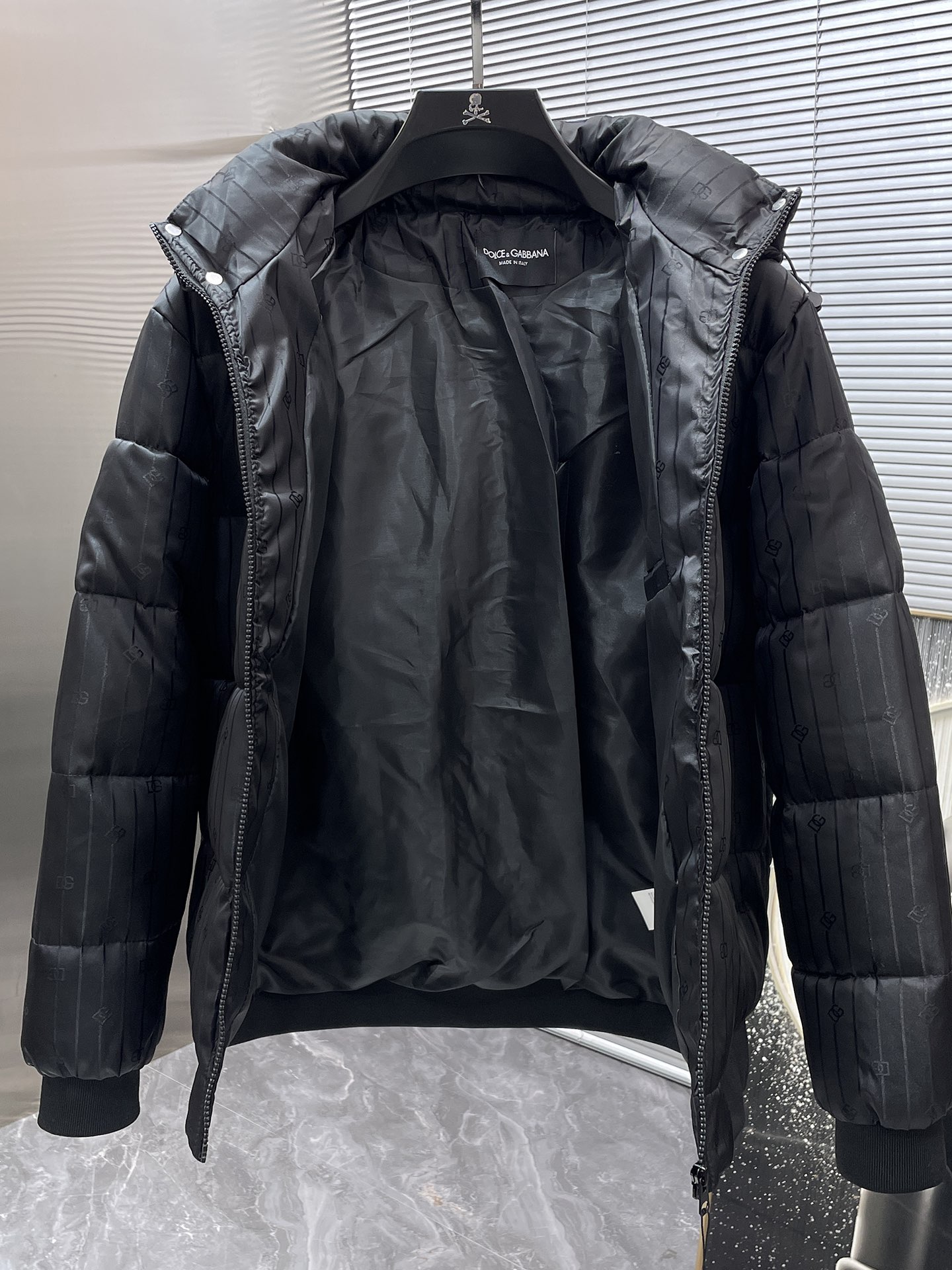 P200  杜嘉班纳  dg  2025冬季新款 连帽  棉服 外套，高端版本！专柜定制面料 透气舒适度高，细节无可挑剔，品牌元素设计理念，体现高品质。手感细腻柔软！呈现休闲裁剪，上身版型超赞！码数 M-3XL