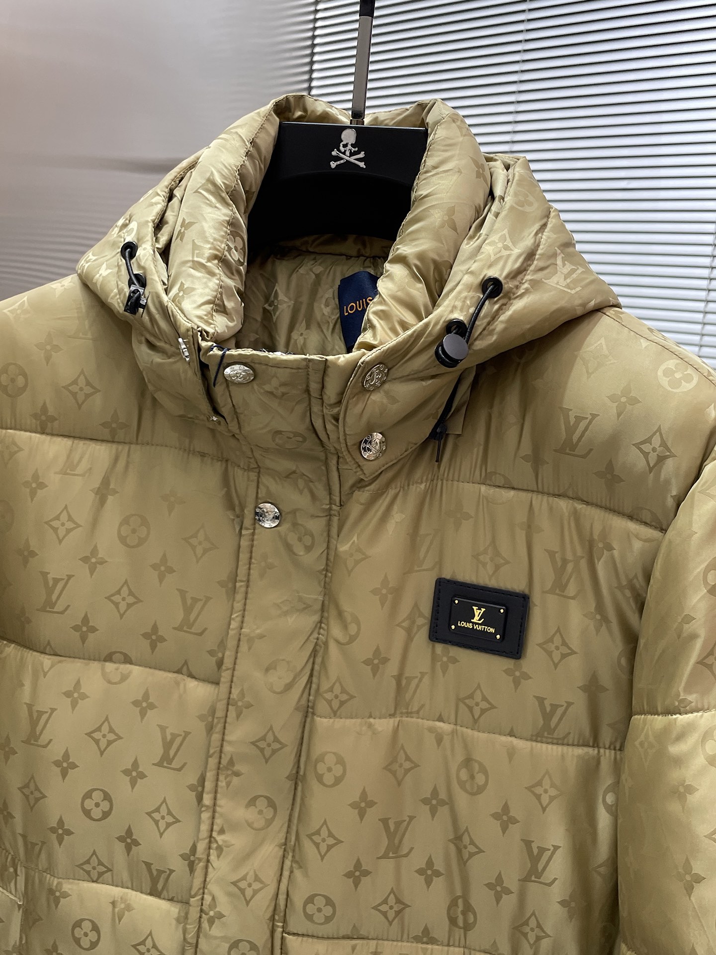 P200  路易威登  LV  2025冬季新款 连帽  棉服 外套，高端版本！专柜定制面料 透气舒适度高，细节无可挑剔，品牌元素设计理念，体现高品质。手感细腻柔软！呈现休闲裁剪，上身版型超赞！码数 M-3XL