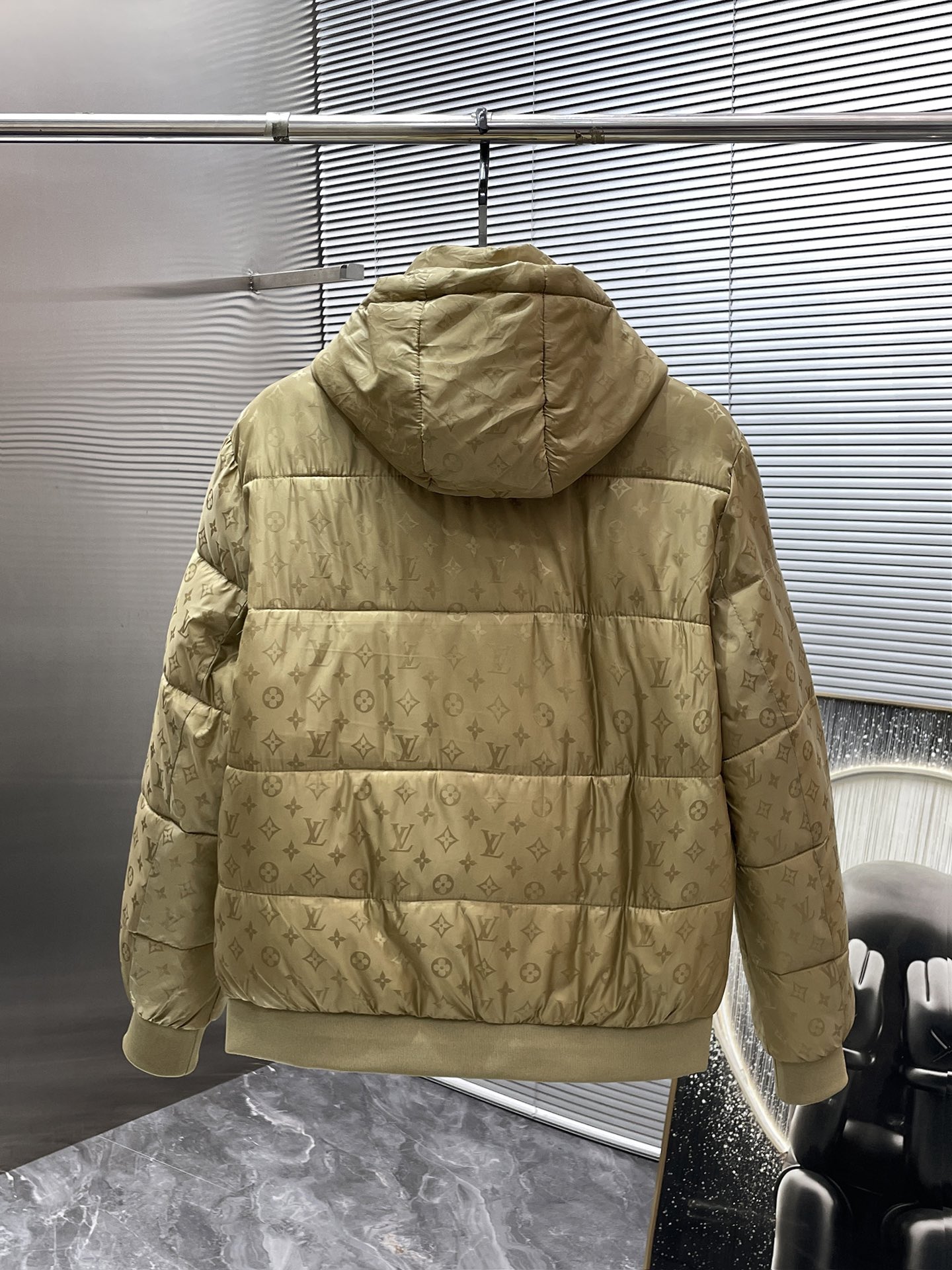 P200  路易威登  LV  2025冬季新款 连帽  棉服 外套，高端版本！专柜定制面料 透气舒适度高，细节无可挑剔，品牌元素设计理念，体现高品质。手感细腻柔软！呈现休闲裁剪，上身版型超赞！码数 M-3XL