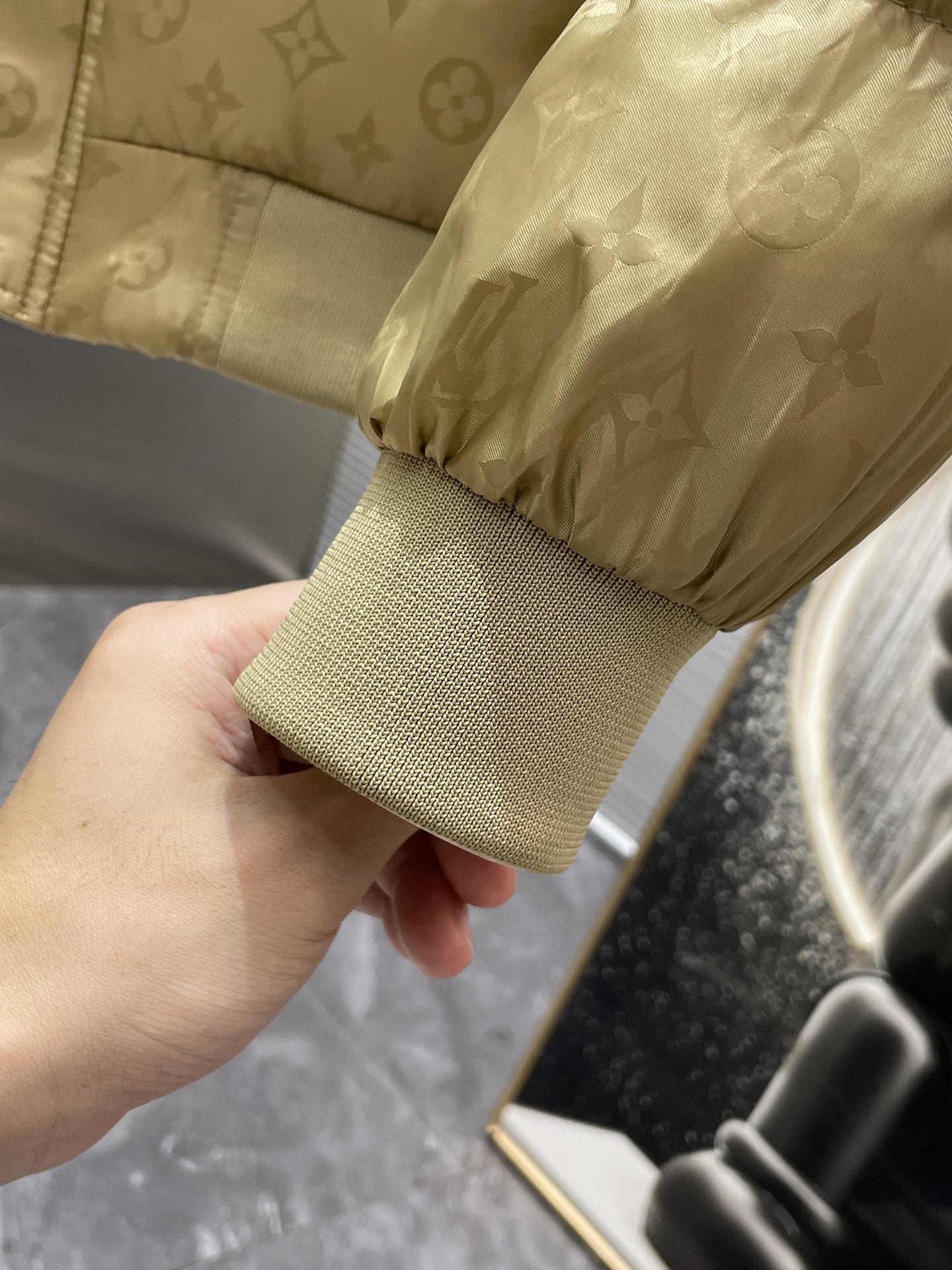 P200  路易威登  LV  2025冬季新款 连帽  棉服 外套，高端版本！专柜定制面料 透气舒适度高，细节无可挑剔，品牌元素设计理念，体现高品质。手感细腻柔软！呈现休闲裁剪，上身版型超赞！码数 M-3XL