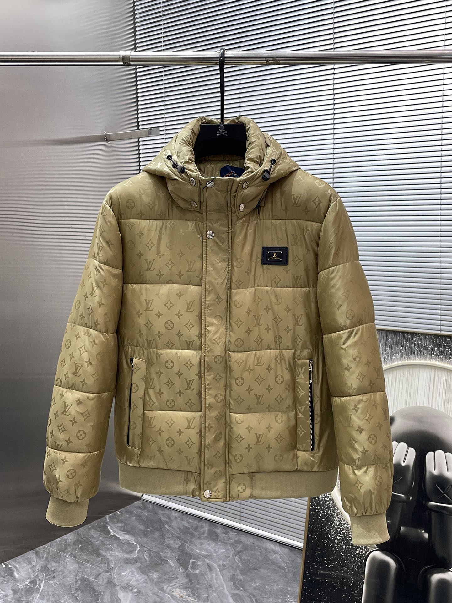 P200  路易威登  LV  2025冬季新款 连帽  棉服 外套，高端版本！专柜定制面料 透气舒适度高，细节无可挑剔，品牌元素设计理念，体现高品质。手感细腻柔软！呈现休闲裁剪，上身版型超赞！码数 M-3XL
